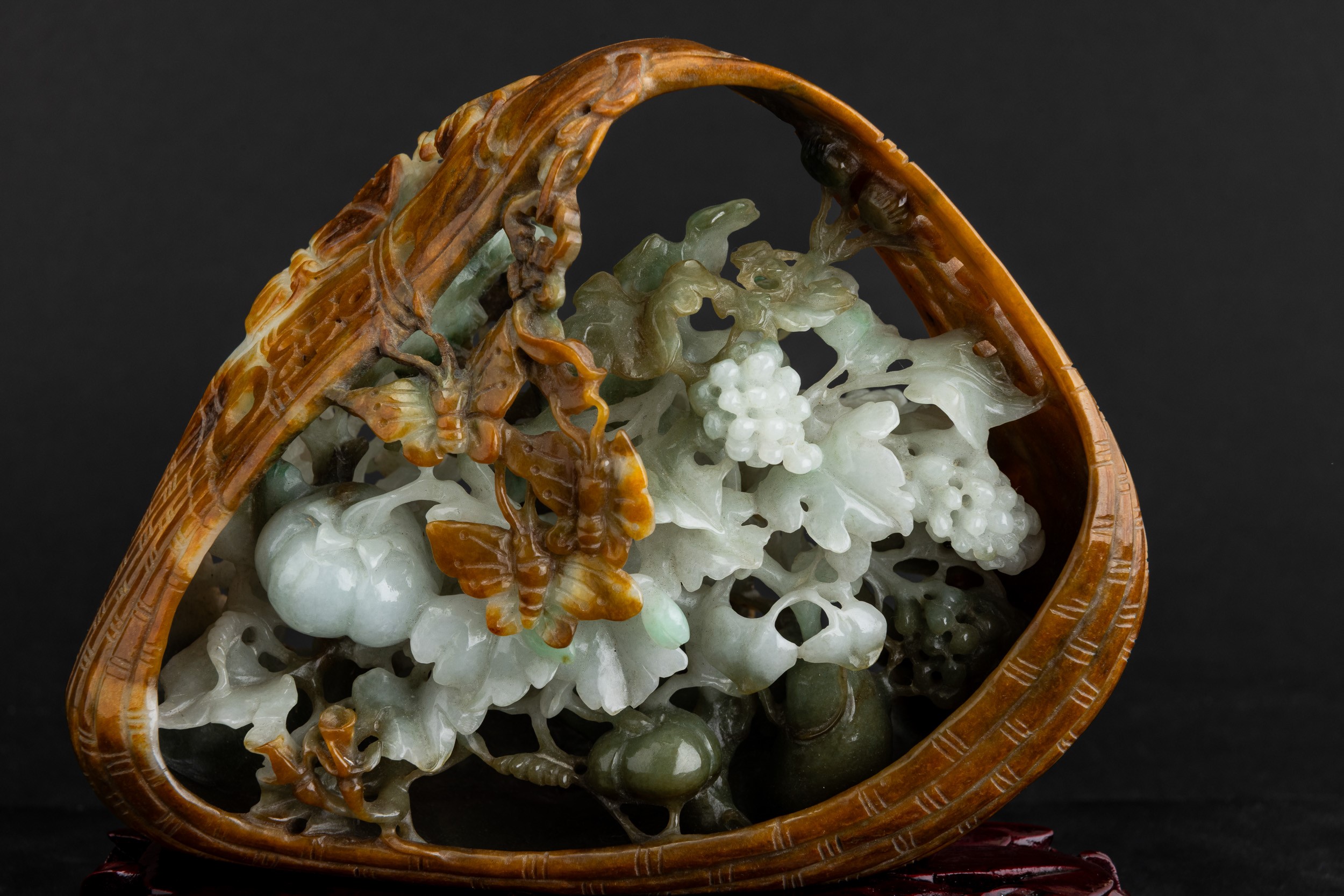 Cina, Elemento scolpito in giadeite raffigurante conchiglia con decori vegetali e farfalle a rili...