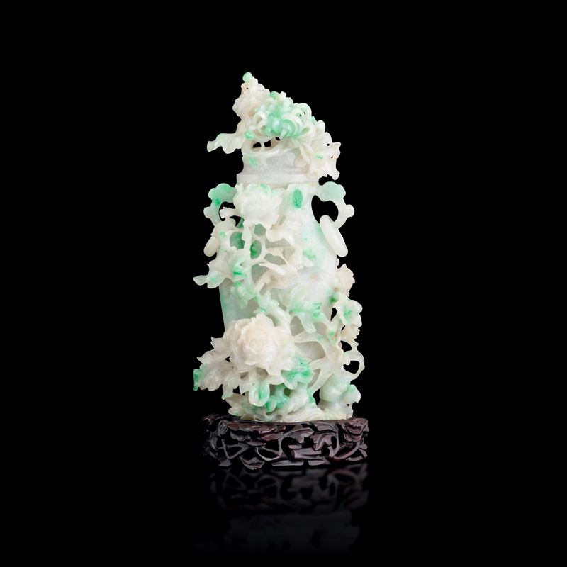 Vaso biansato scolpito in giadeite con sfumature verde mela con decori vegetali a rilievo, Cina, Dinastia Qing, XIX secolo  - Asta Fine Asian Works of Art - Cambi Casa d'Aste