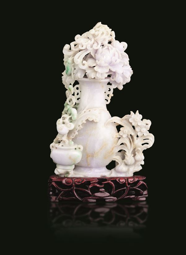 Vaso scolpito in giadeite sui toni del lavanda con sfumature verde mela e decori a motivi floreali a rilievo, Cina, Dinastia Qing, XIX secolo