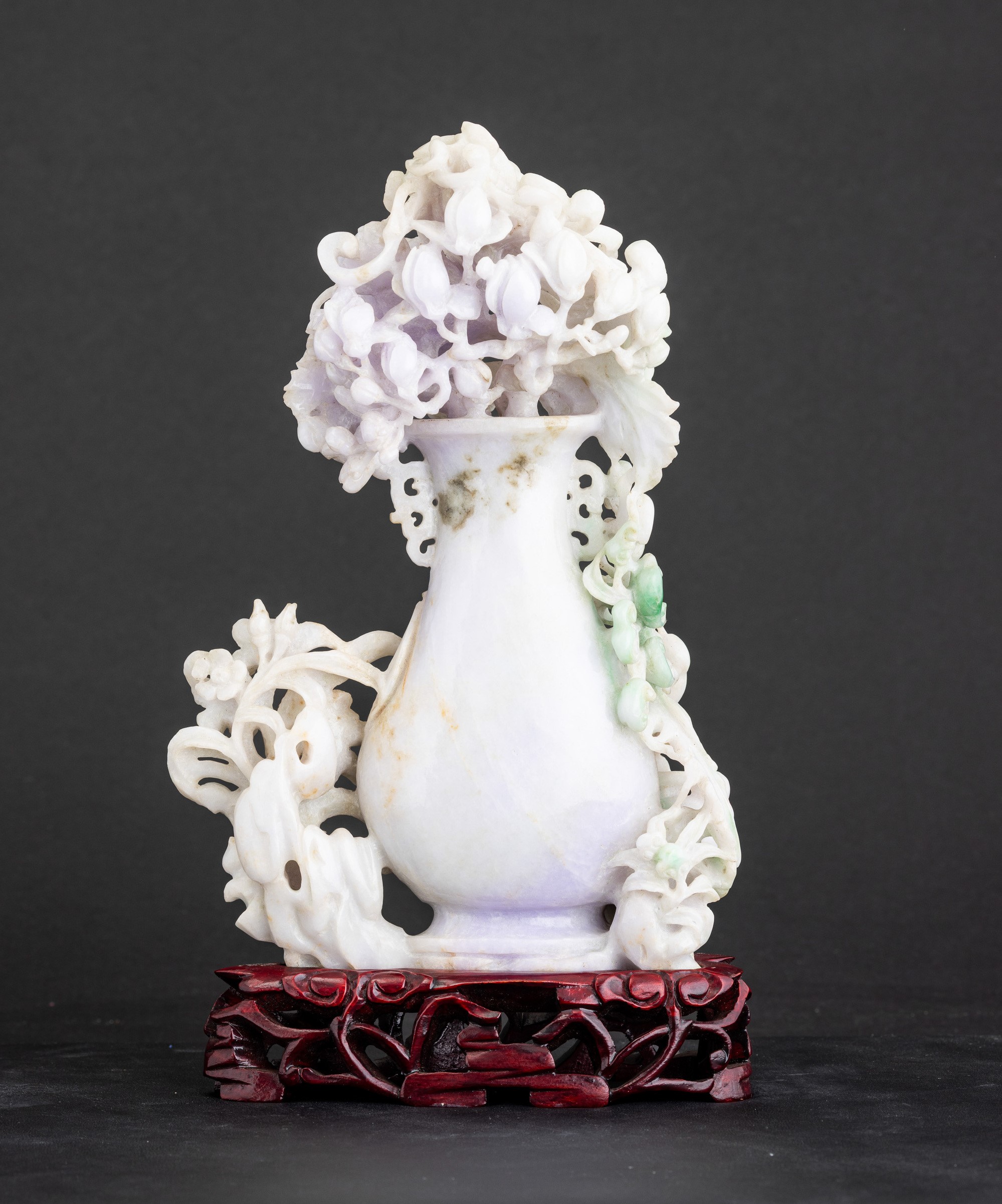 Cina, Vaso scolpito in giadeite dai toni lavanda (Dinastia Qing, XIX secolo)