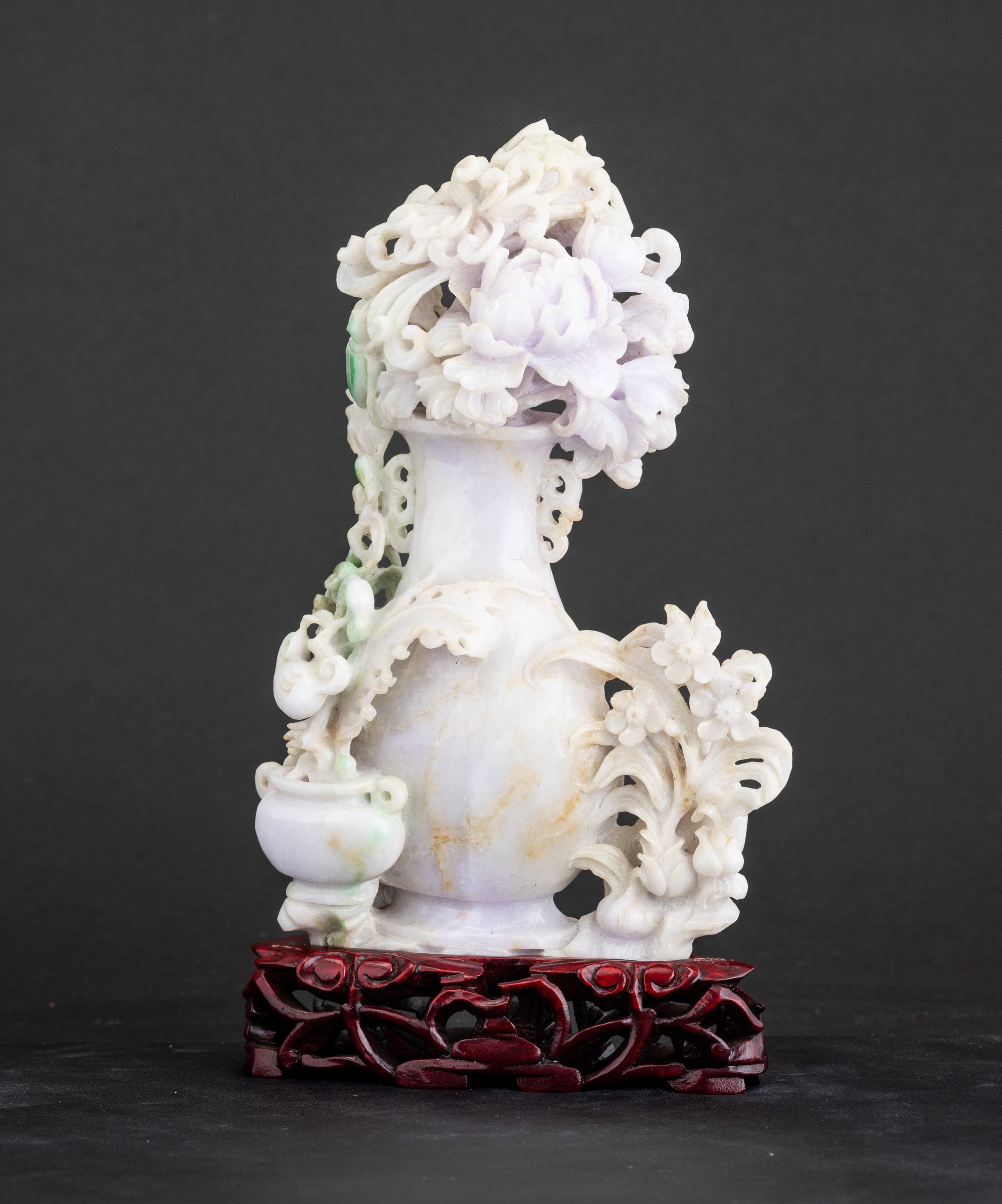 Cina, Vaso scolpito in giadeite dai toni lavanda (Dinastia Qing, XIX secolo)