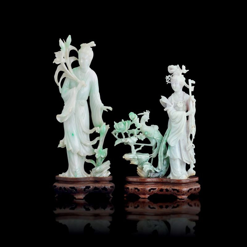 Lot consisting of two figures carved in jadeite with apple green and lavender hues, depicting maidens and a rooster with raised floral decorations, China, Qing Dynasty, 20th century  - Auction Fine Asian Works of Art - Cambi Casa d'Aste