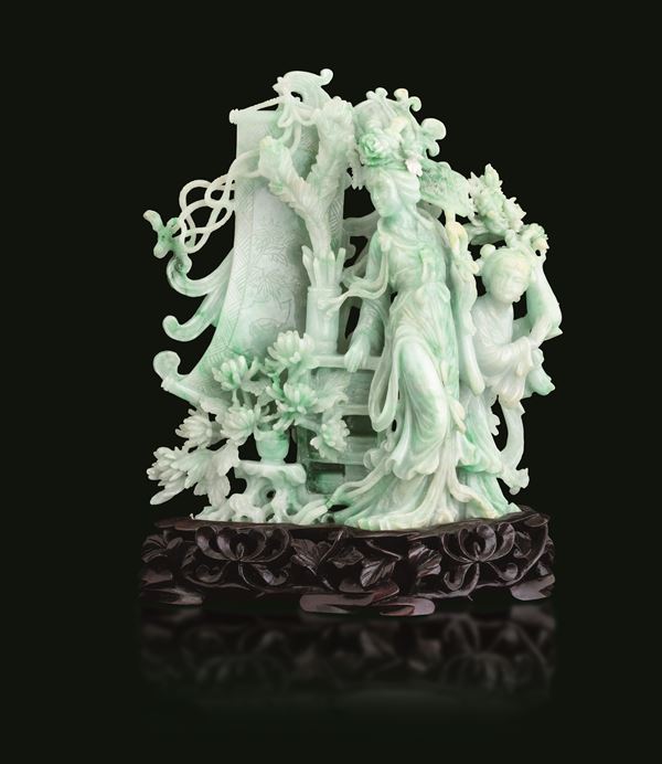 Figura scolpita in giadeite raffigurante Guanyin con bambina, decori vegetali a rilievo e motivi floreali incisi, Cina, Dinastia Qing, inizio XX secolo