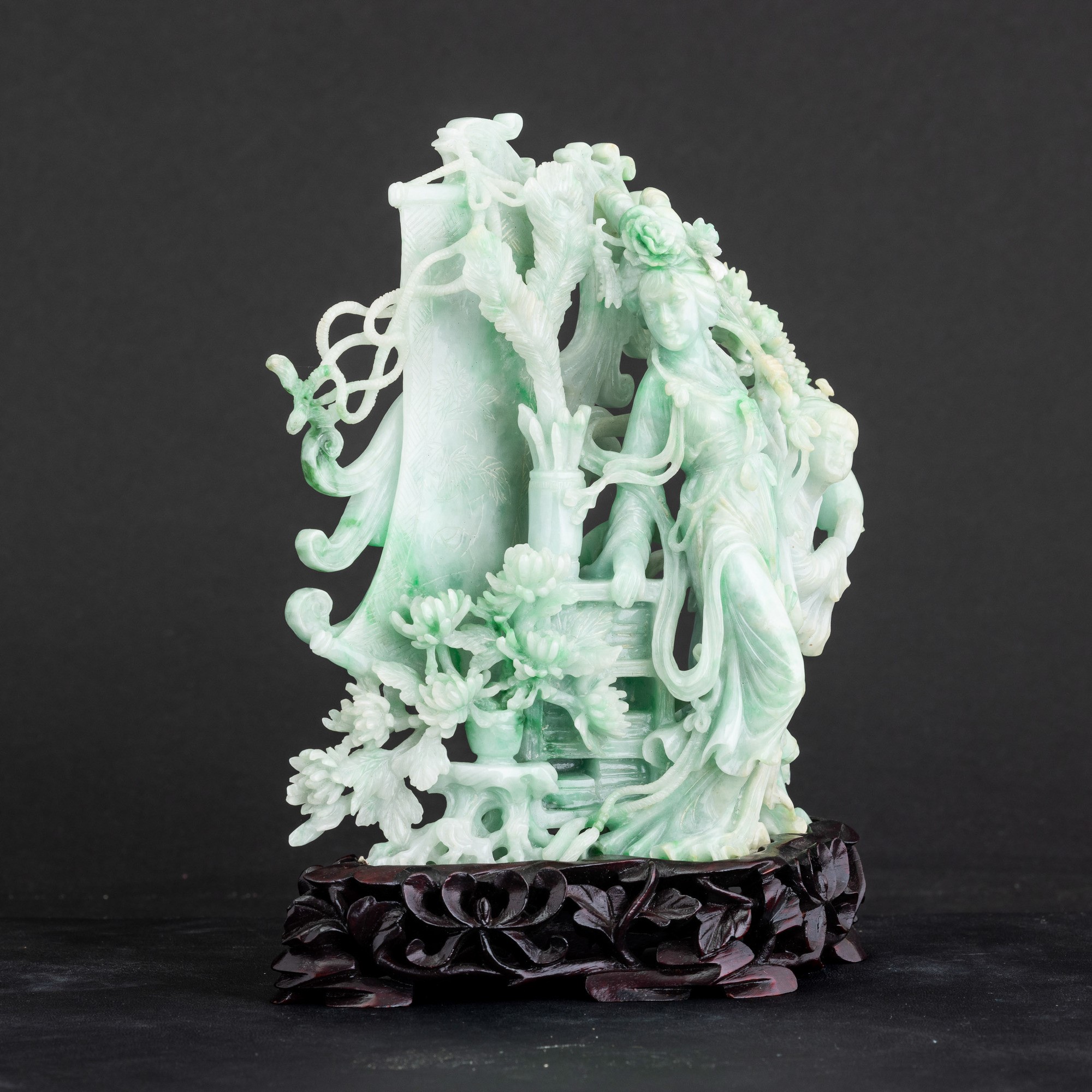 Cina, Figura scolpita in giadeite con Guanyin e bambina, Dinastia Qing (inizio XX secolo)