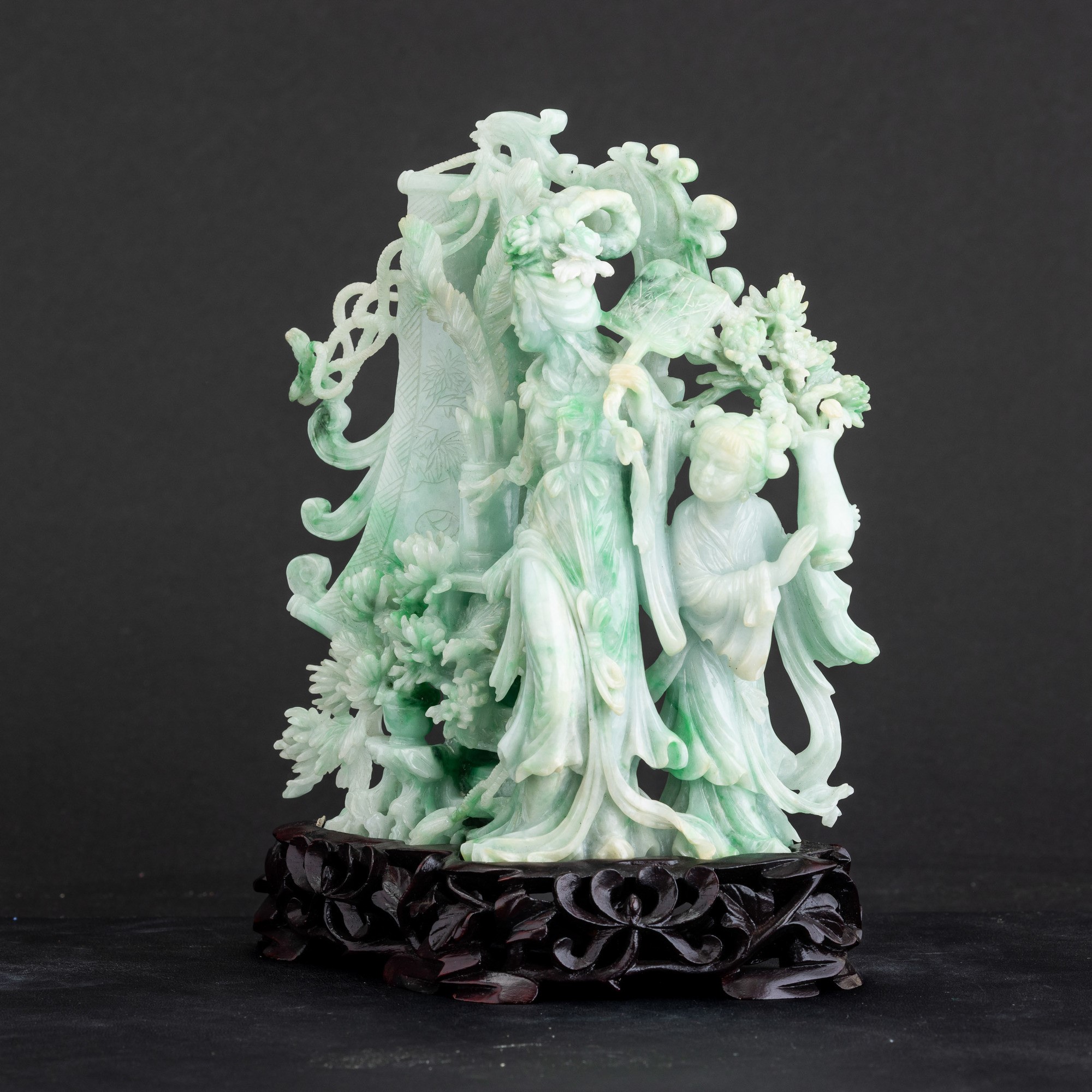 Cina, Figura scolpita in giadeite con Guanyin e bambina, Dinastia Qing (inizio XX secolo)