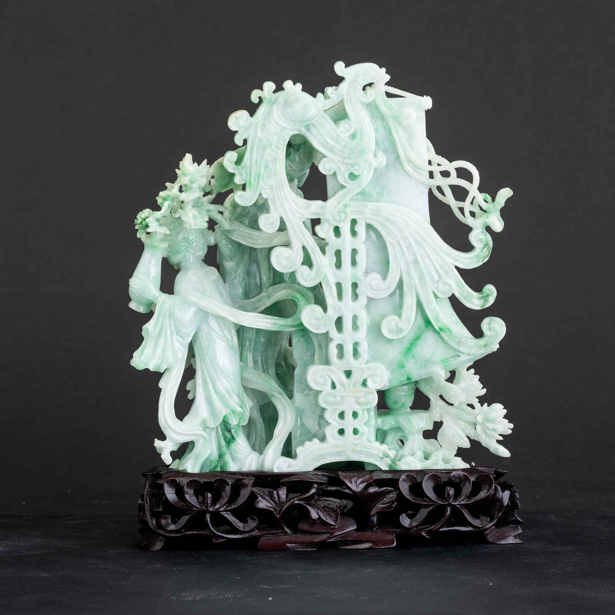 Cina, Figura scolpita in giadeite con Guanyin e bambina, Dinastia Qing (inizio XX secolo)