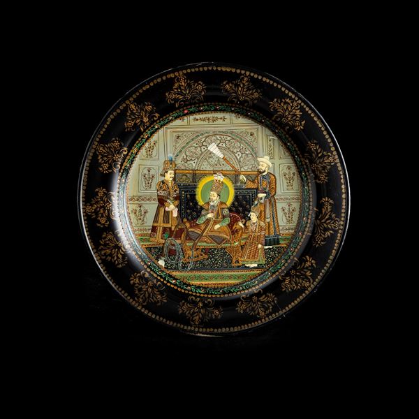 Piatto in legno raffigurante scena di corte con decori floreali, India, XIX secolo