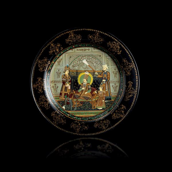 Piatto in legno raffigurante scena di corte con decori floreali, India, XIX secolo