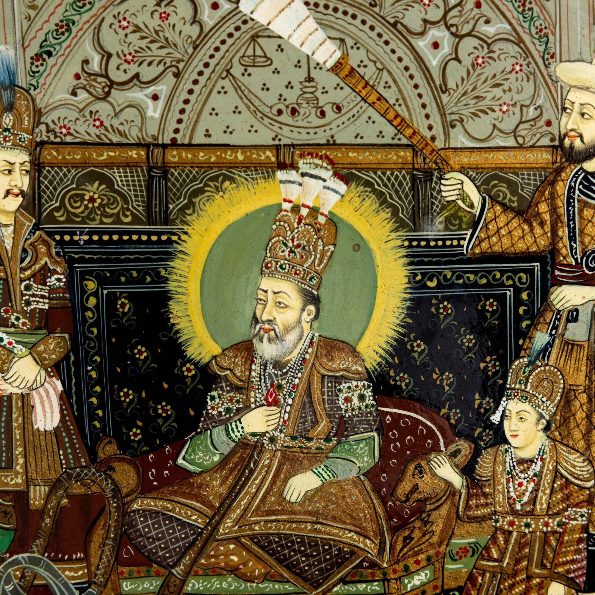 Piatto in legno, Scena di corte con decori floreali, India, XIX secolo