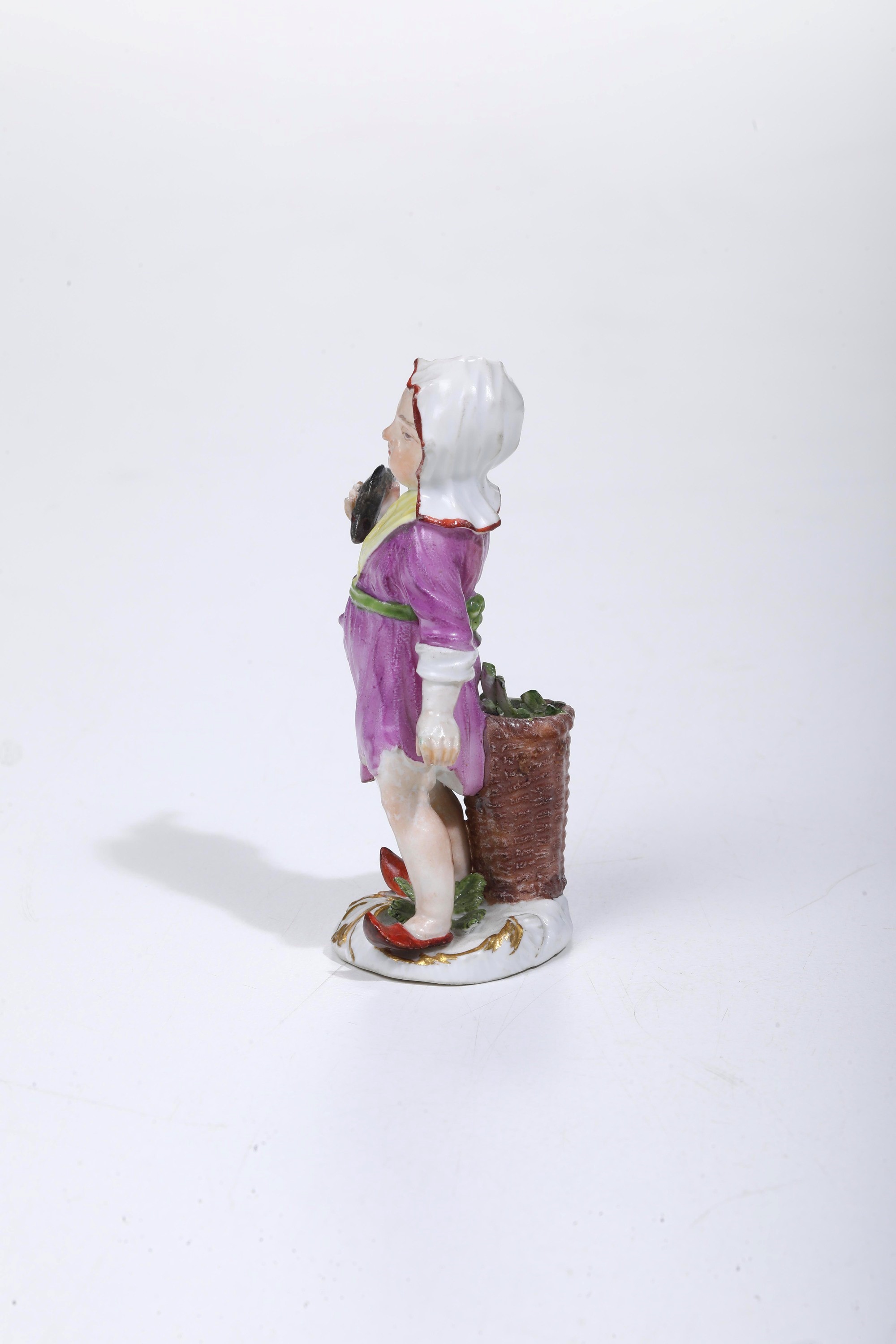 Figurina di bimbo pescivendolo. Meissen, 1750 circa.