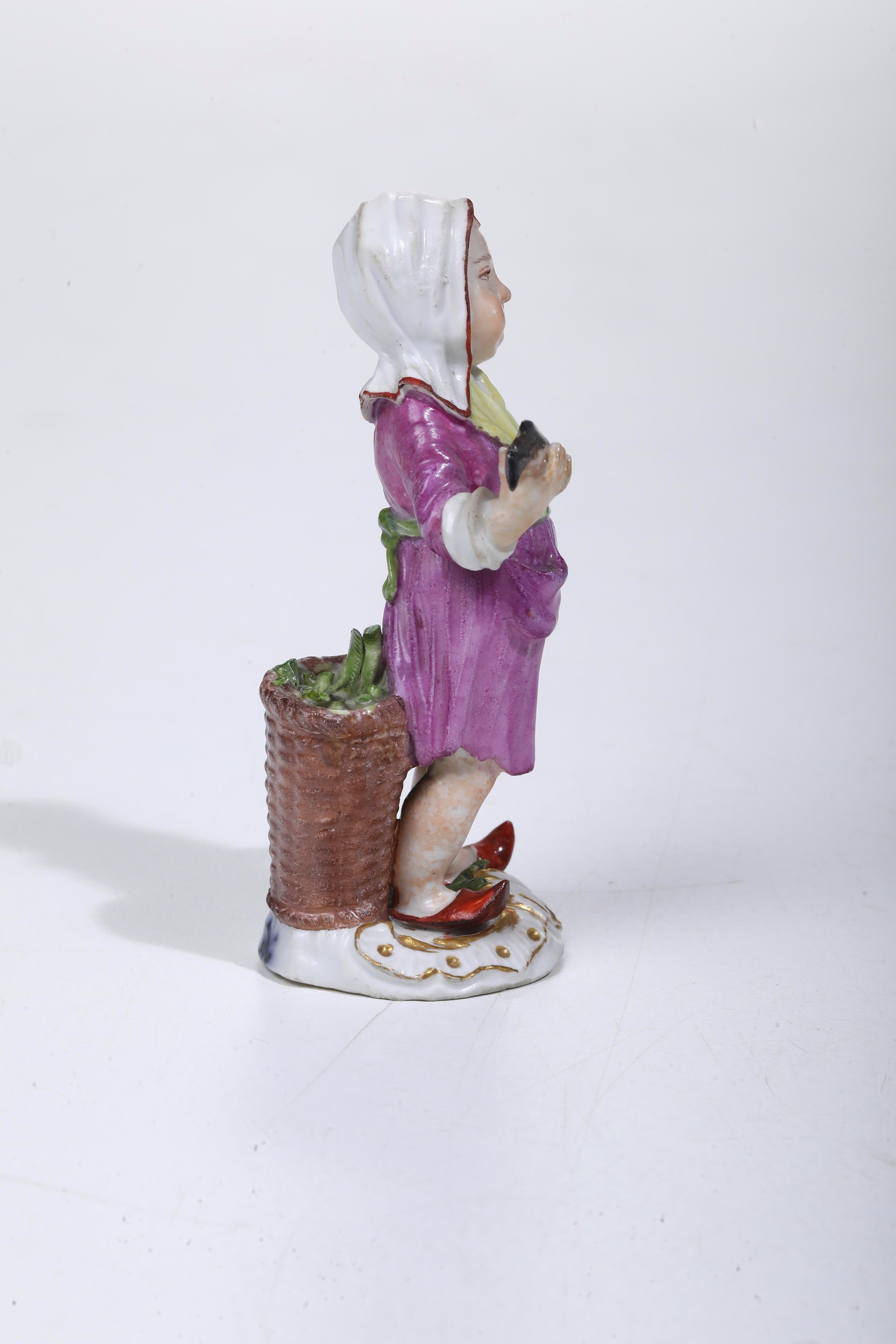 Figurina di bimbo pescivendolo. Meissen, 1750 circa.