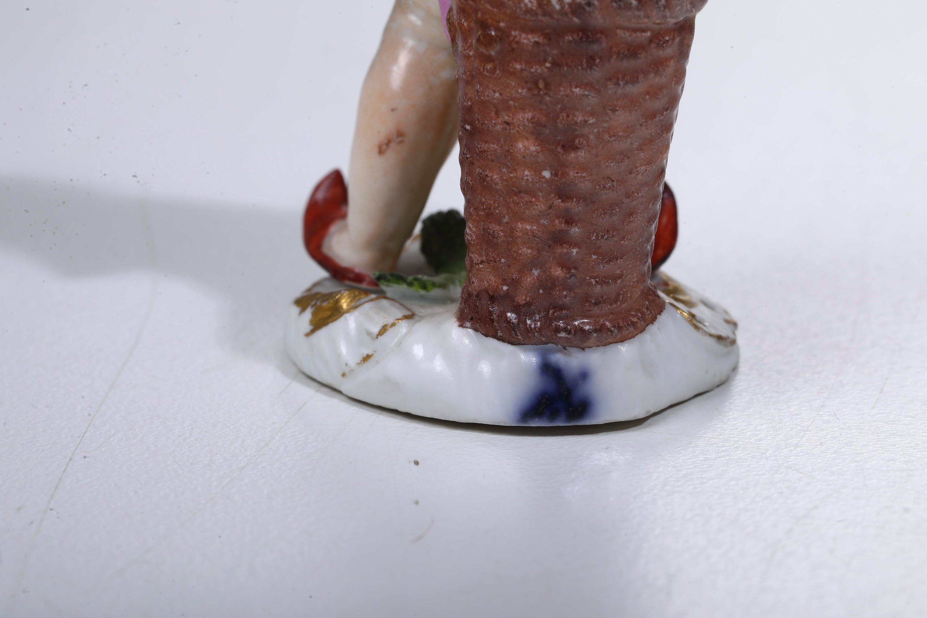 Figurina di bimbo pescivendolo. Meissen, 1750 circa.