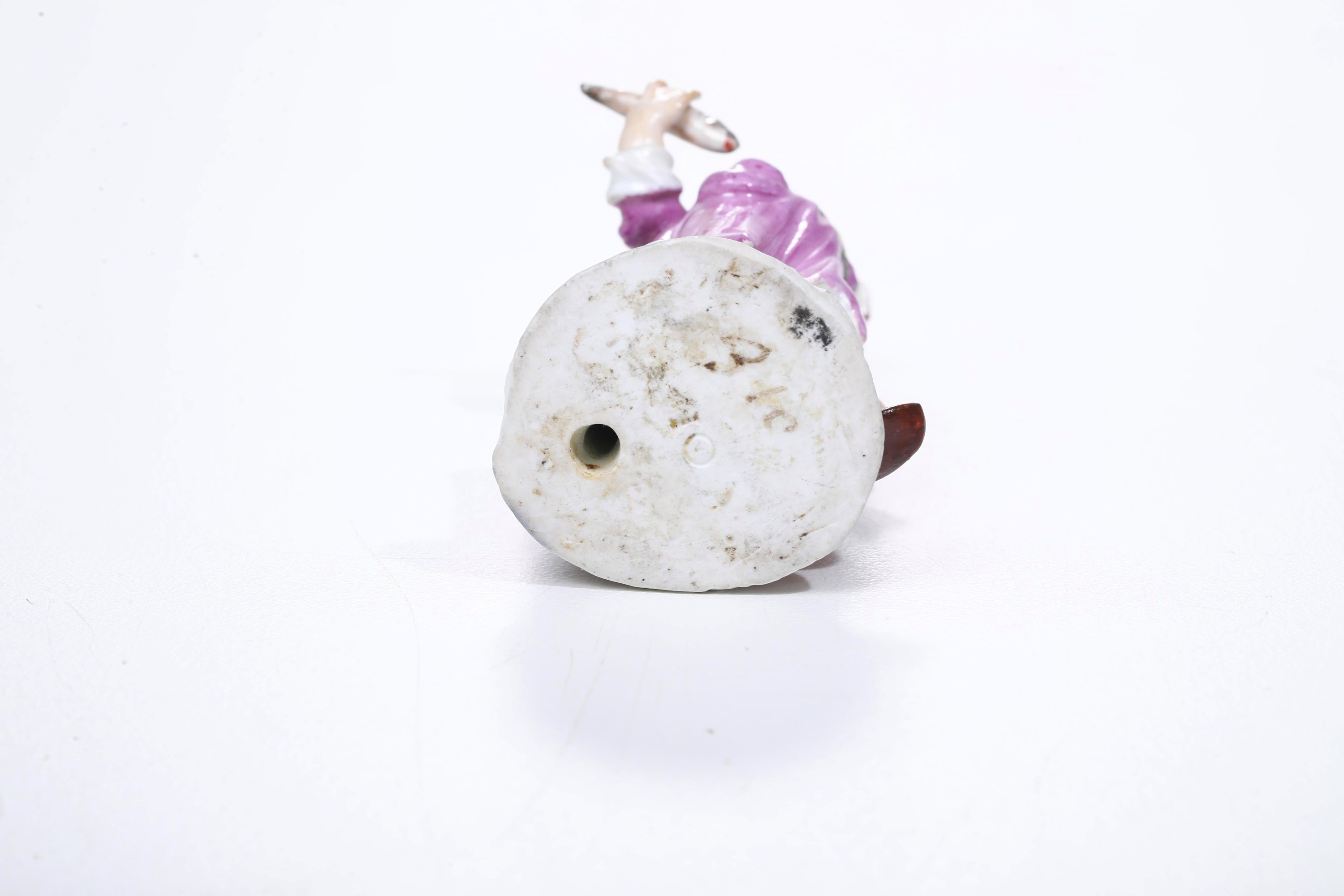 Figurina di bimbo pescivendolo. Meissen, 1750 circa.