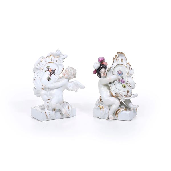 Coppia di putti con cartiglio. Meissen, 1750 circa.