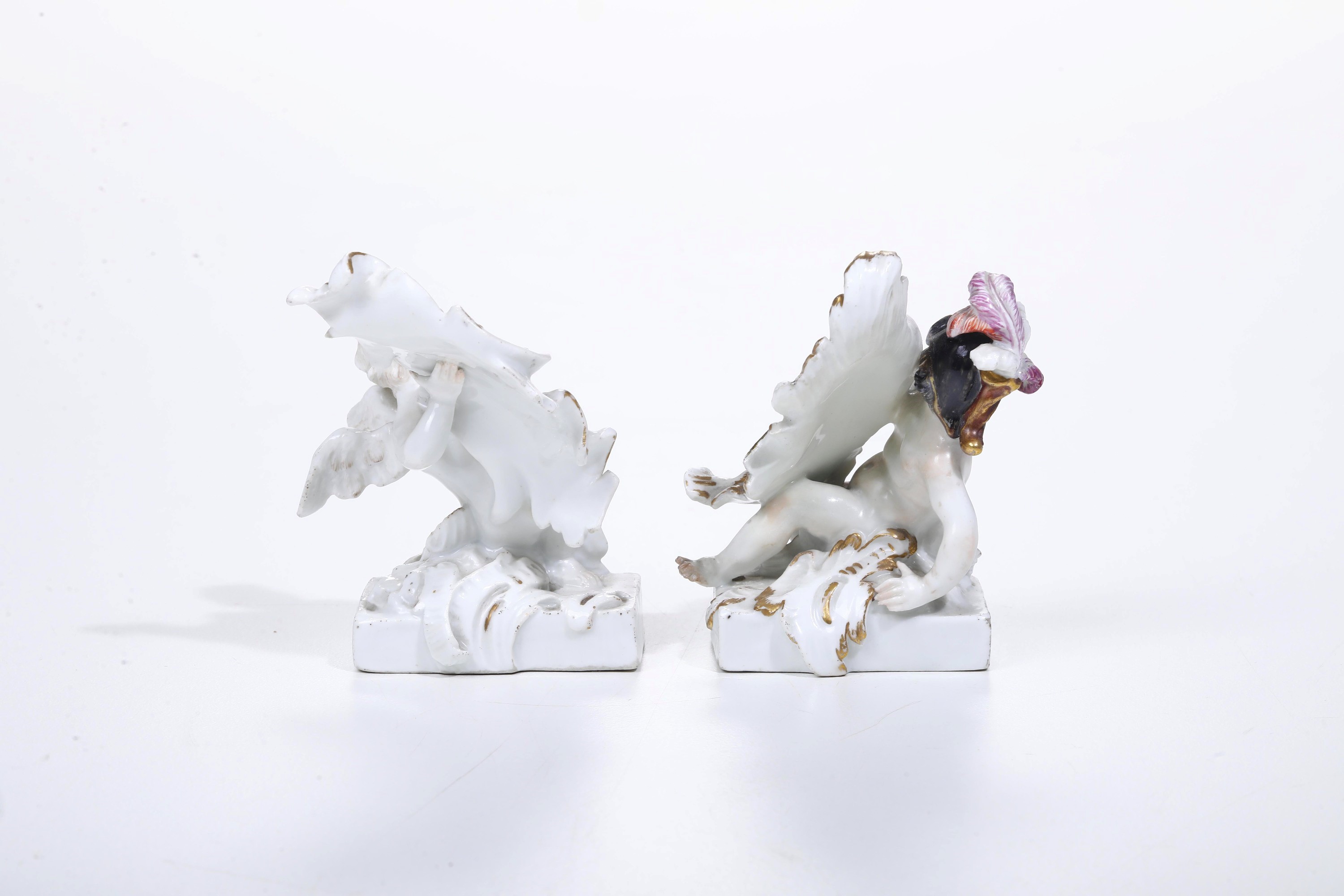 Meissen, Coppia di putti con cartiglio, porcellana, 1750 circa