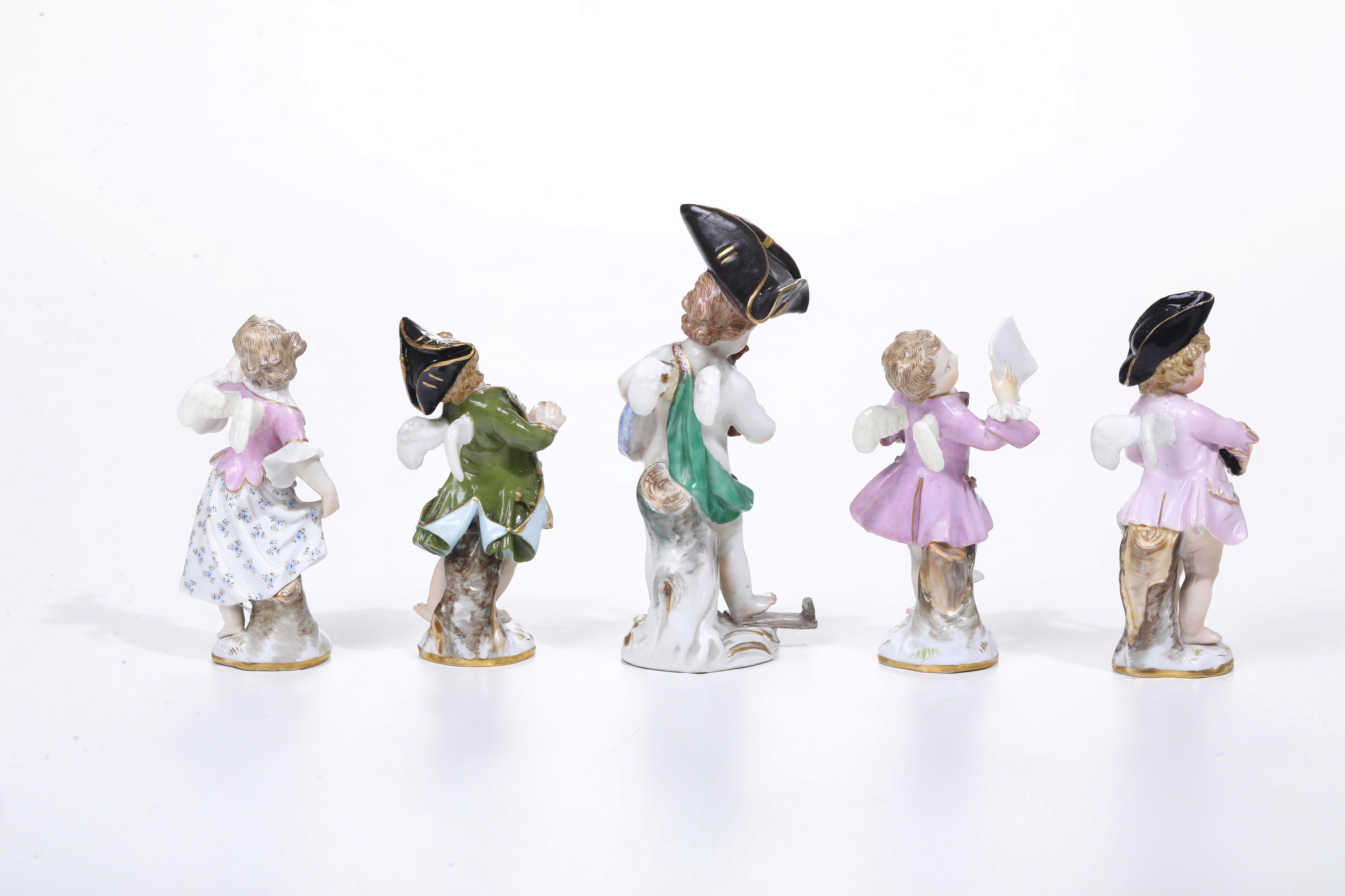 Cinque figurine di putti musicanti. Meissen, XIX-XX secolo.