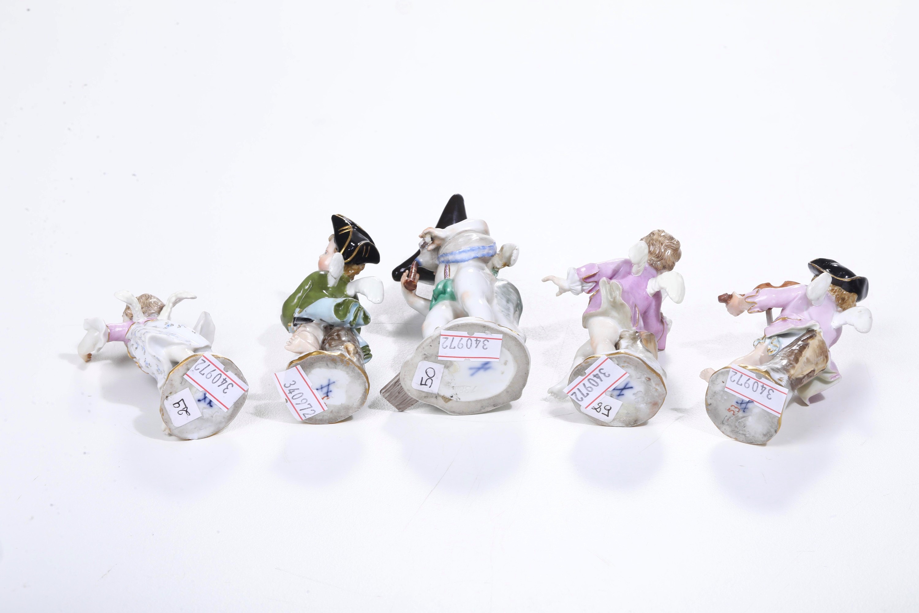 Cinque figurine di putti musicanti. Meissen, XIX-XX secolo.