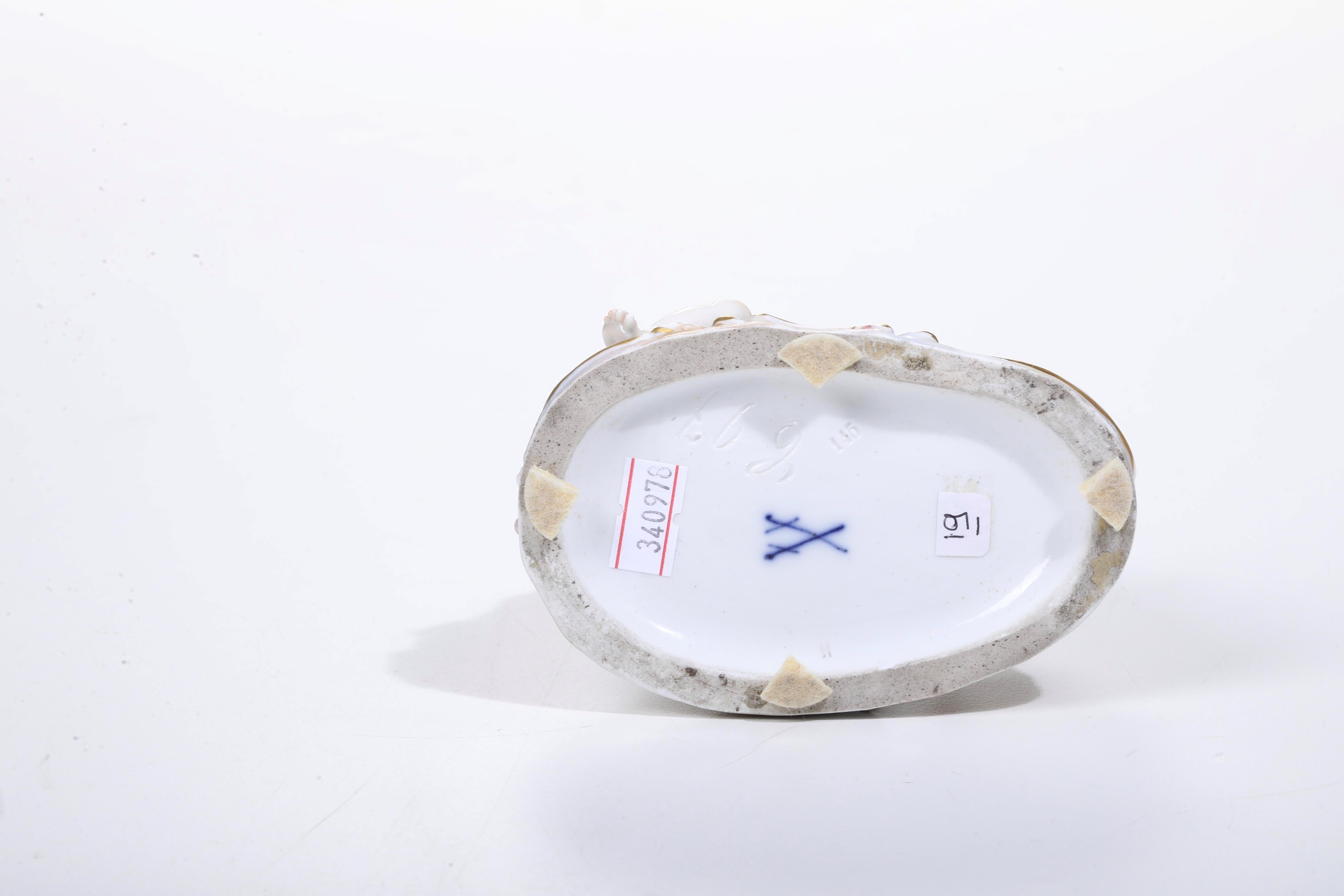 Bimbo cioccolatiere. Meissen, 1900 circa.