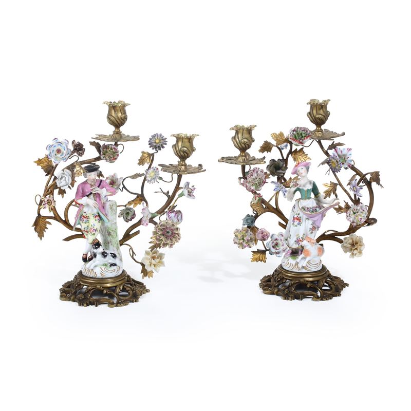 Coppia di candelabri in bronzo e porcellana, probabilmente Turingia, XX secolo