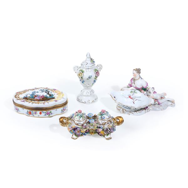 Un calamaio, un portaspezie, una scatola e un vasetto. Manifatture diverse, XIX e XX secolo.