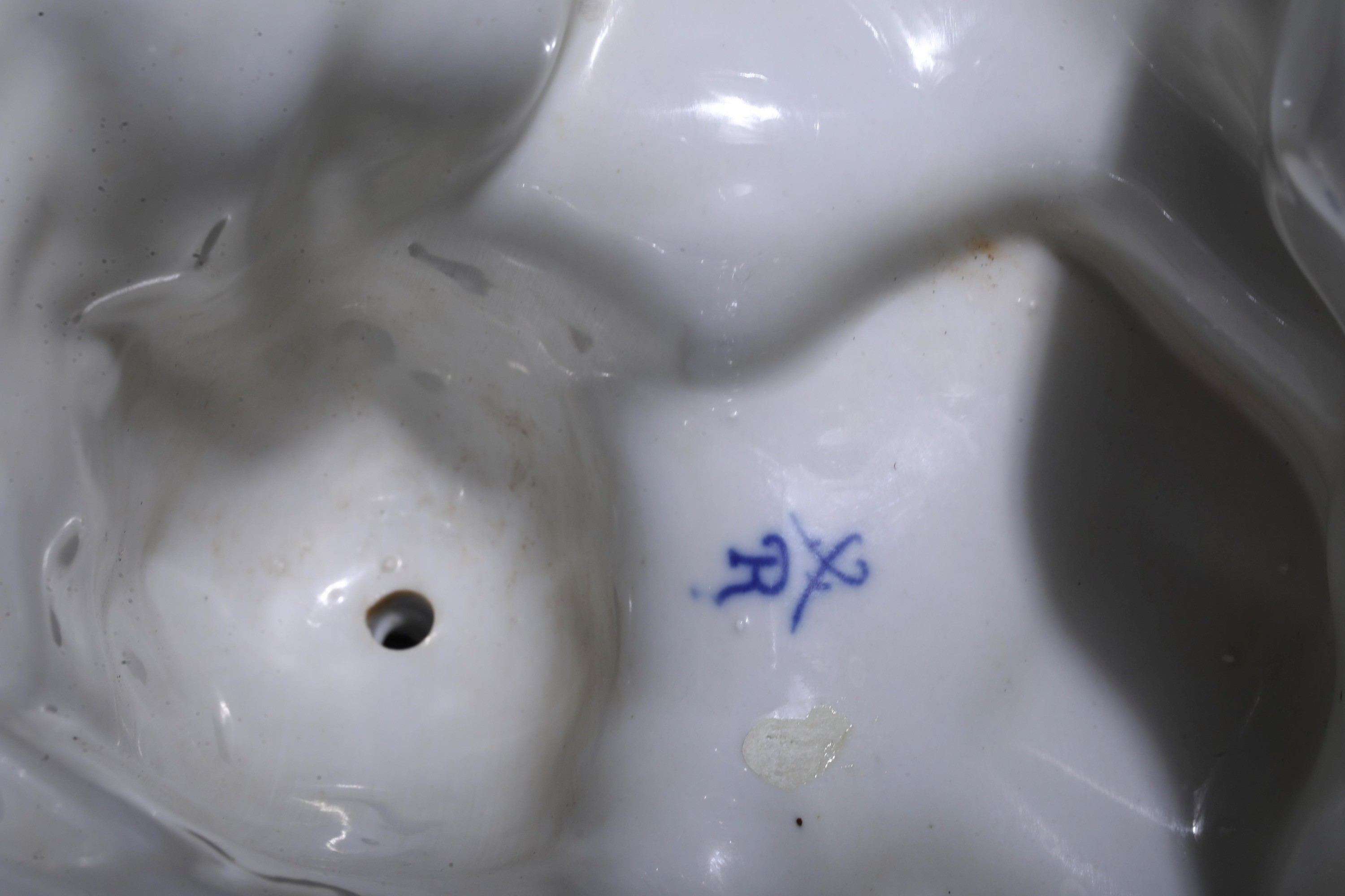 XX secolo, Due gruppi in porcellana con marchio a spade incrociate e iniziali “EC/R” in blu