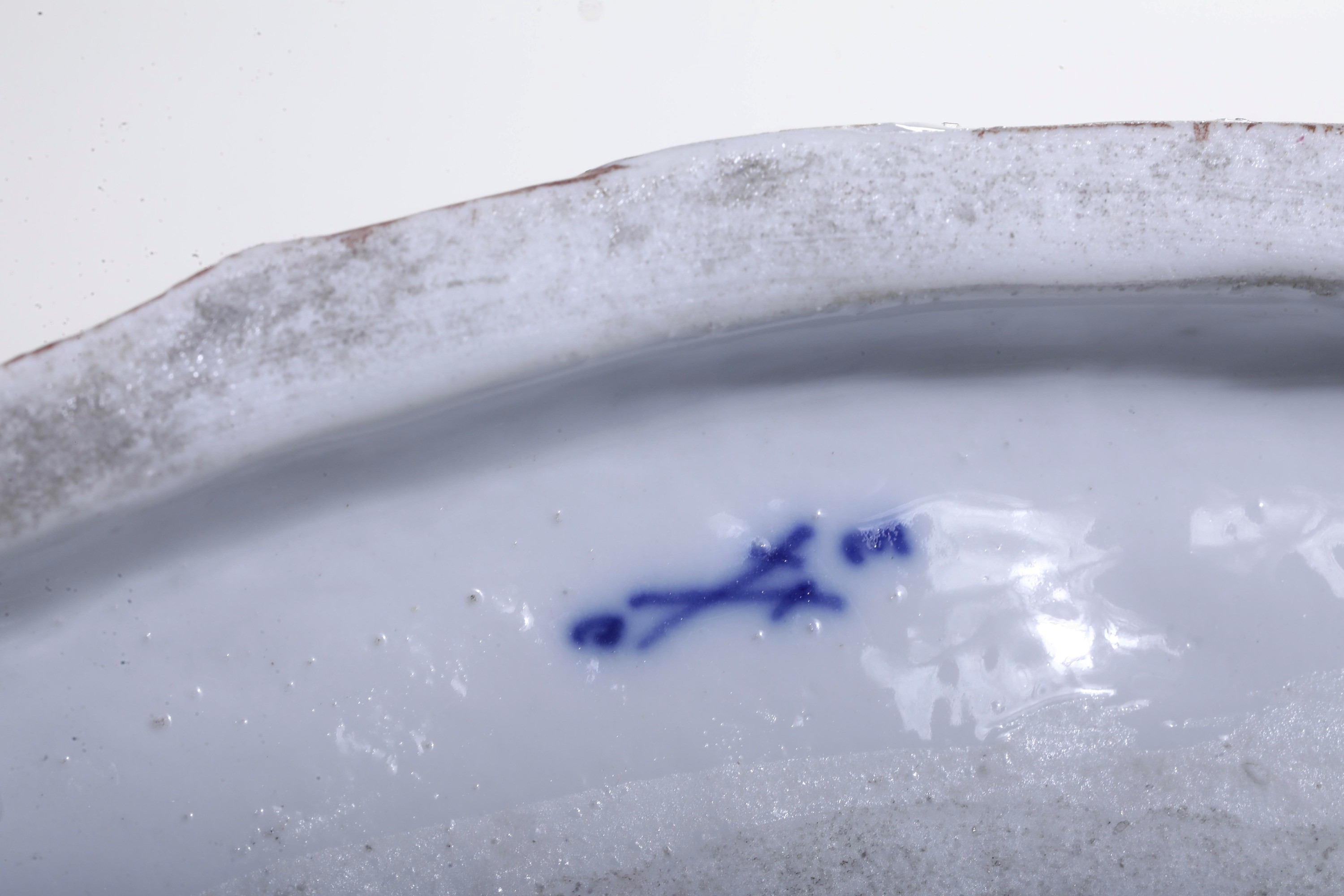 XX secolo, Due gruppi in porcellana con marchio a spade incrociate e iniziali “EC/R” in blu