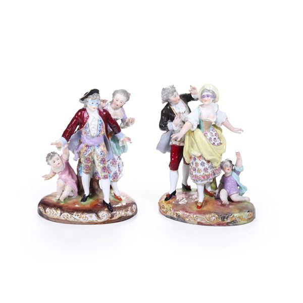 Coppia di gruppi "Mosca cieca". Parigi, Manifattura Max Eugene Clauss, 1900 circa.