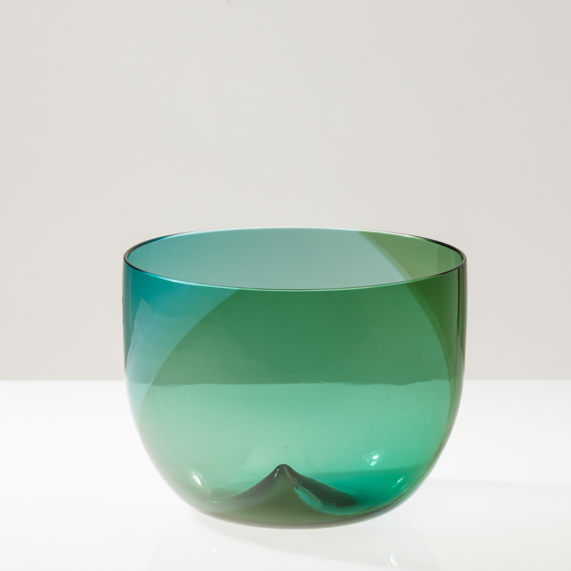 Tapio Wirkkala - Piccola coppa della serie Coreani in vetro soffiato con decoro a spirale verde m...
