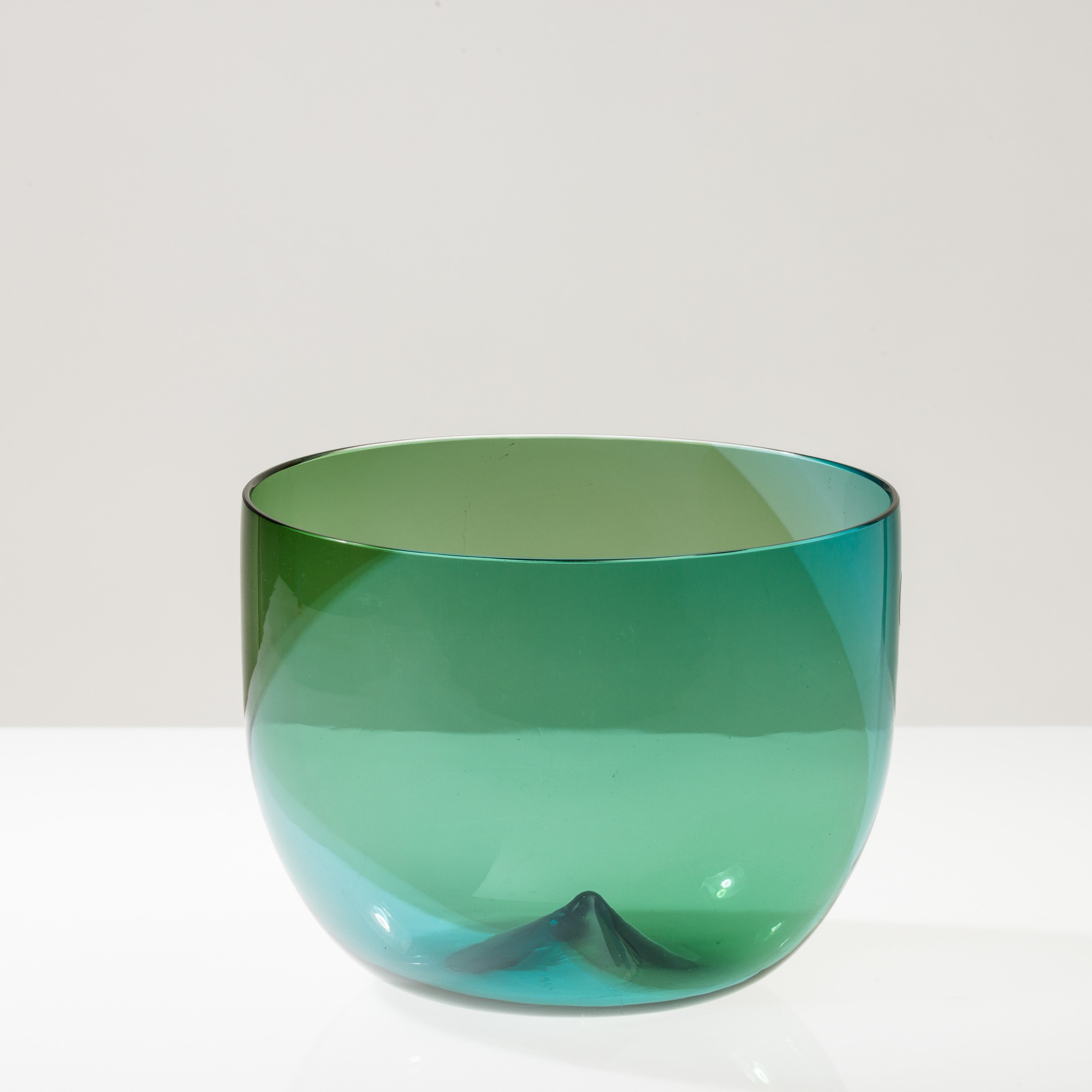 Tapio Wirkkala - Piccola coppa della serie Coreani in vetro soffiato con decoro a spirale verde m...