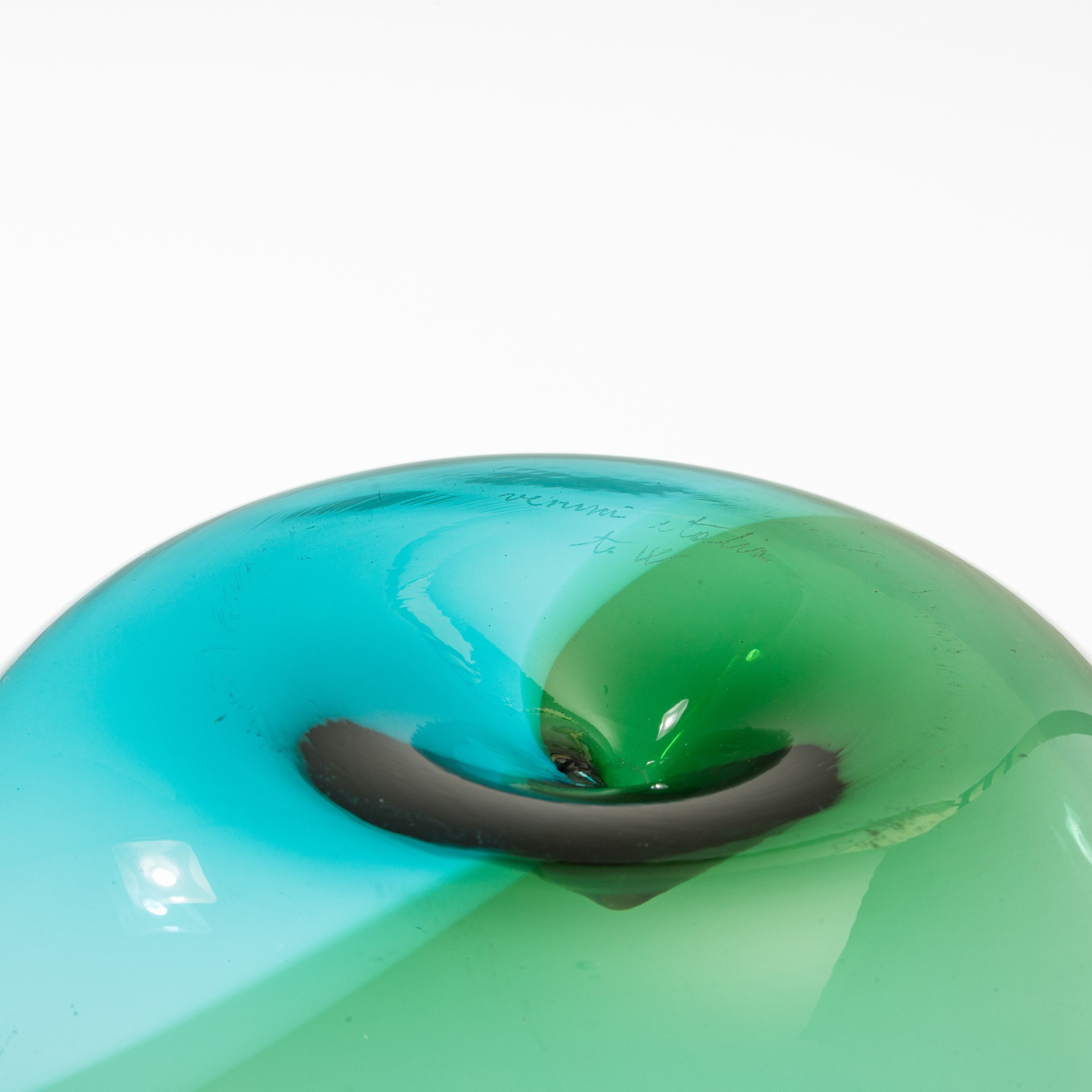 Tapio Wirkkala - Piccola coppa della serie Coreani in vetro soffiato con decoro a spirale verde m...