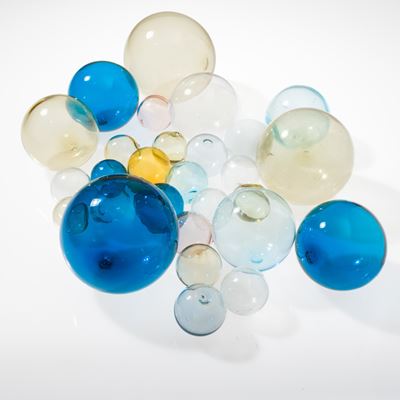 Venini, Lotto di ventotto sfere in vetro soffiato, Murano, circa 1970
