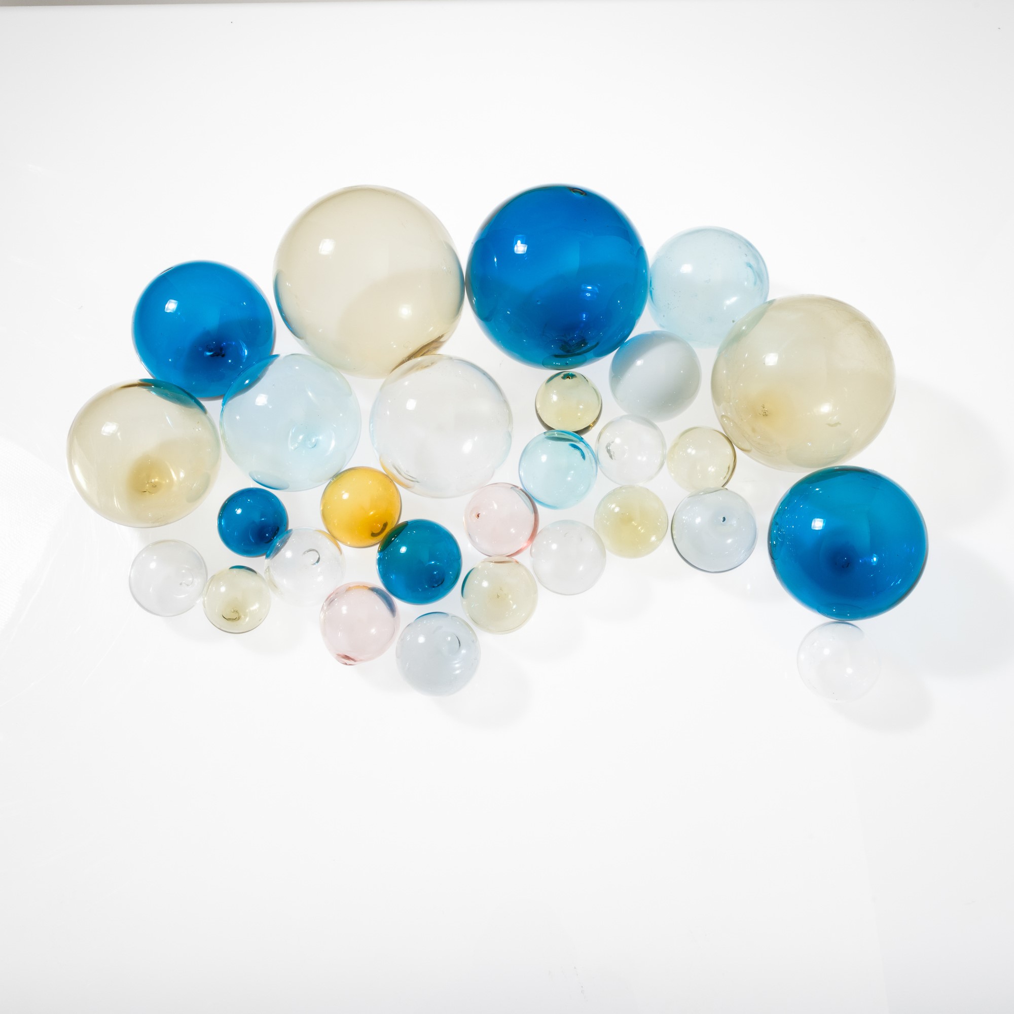 Venini, Lotto di ventotto sfere in vetro soffiato, Murano, circa 1970
