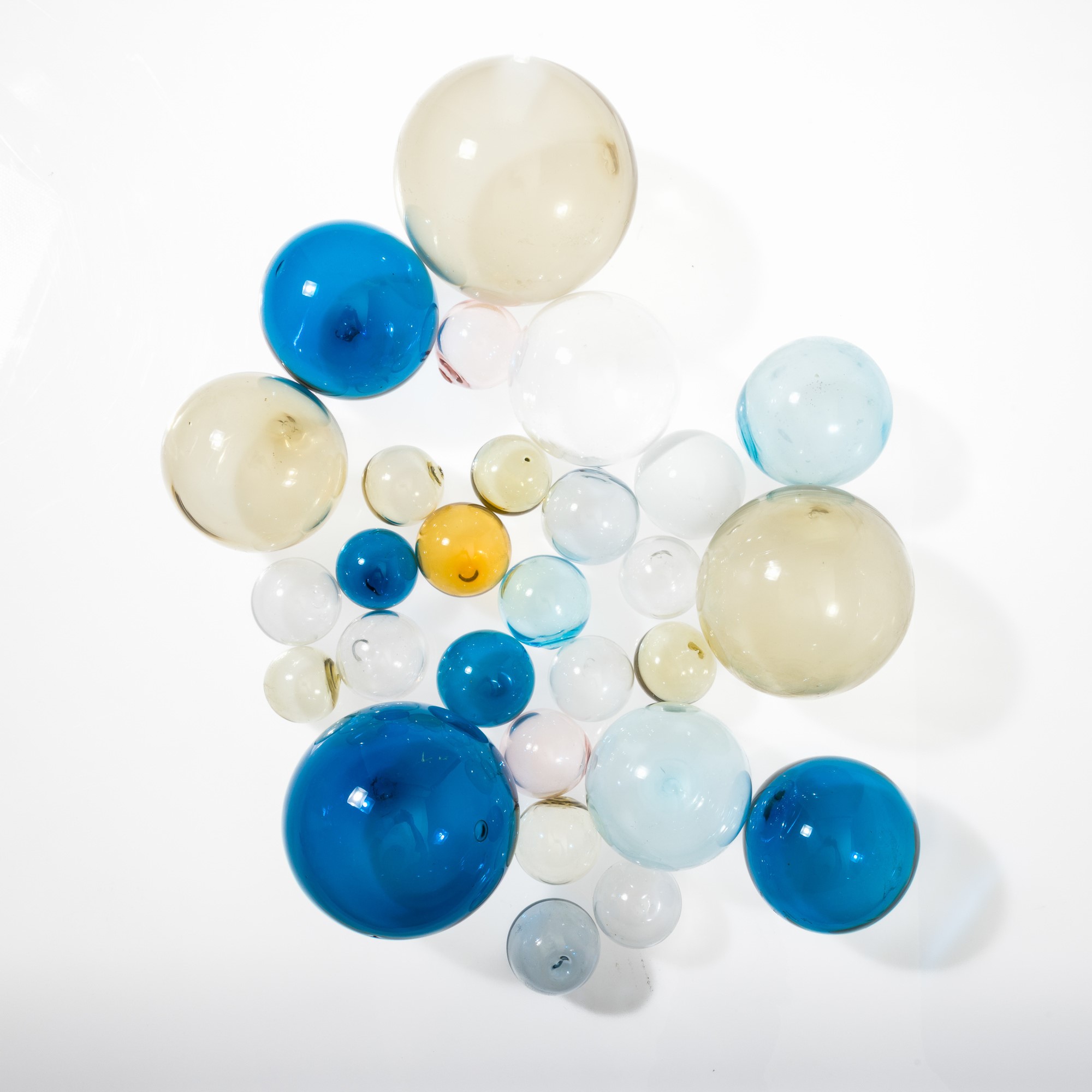 Venini, Lotto di ventotto sfere in vetro soffiato, Murano, circa 1970