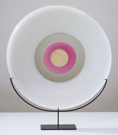 Piatto della serie 'Piatti' in vetro soffiato con filigrana lattimo e doppio incalmo, 1984