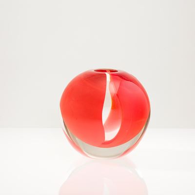 Venini, Vaso sferico in vetro con decorazioni in rosso, Murano 2017