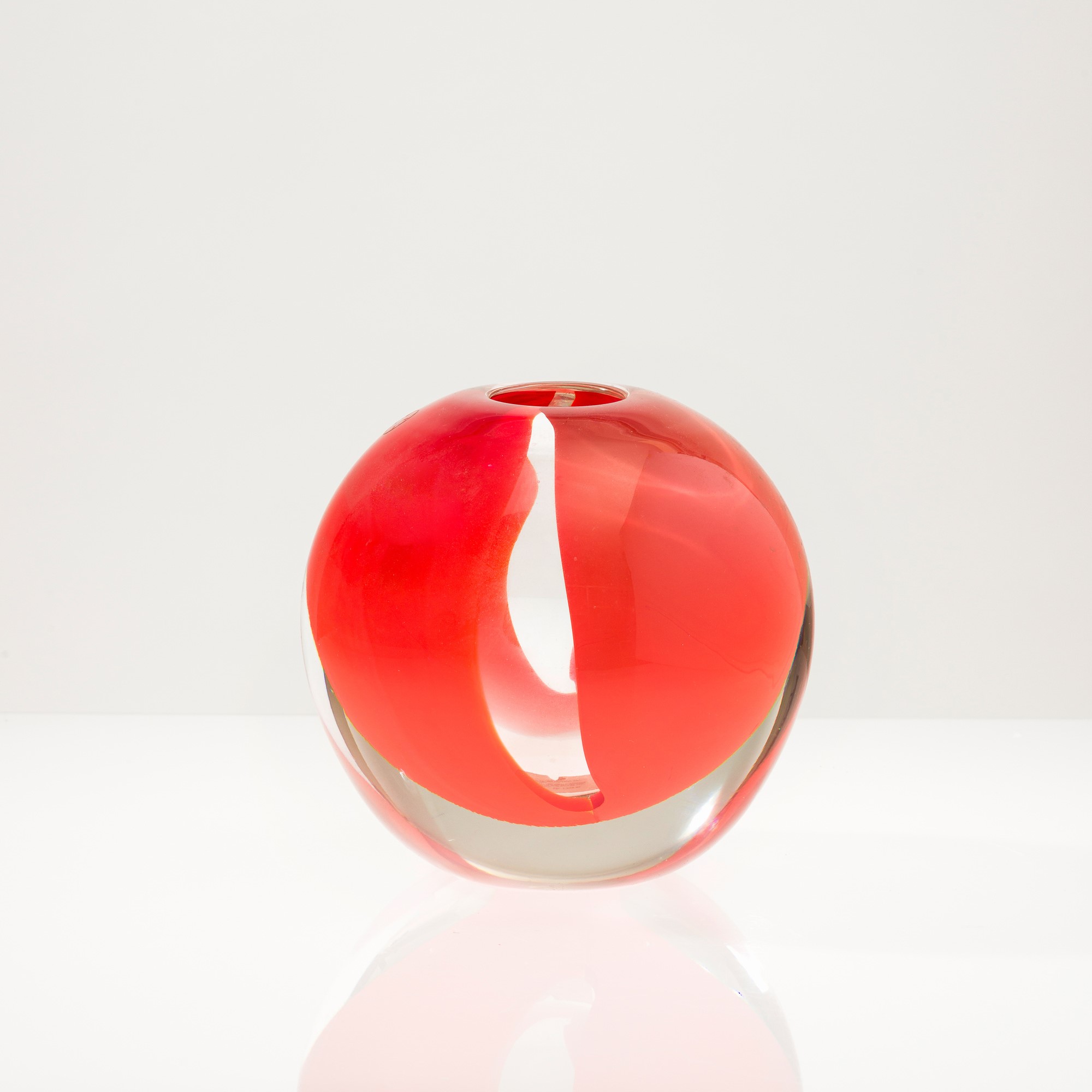 Venini, Vaso sferico in vetro con decorazioni in rosso, Murano 2017