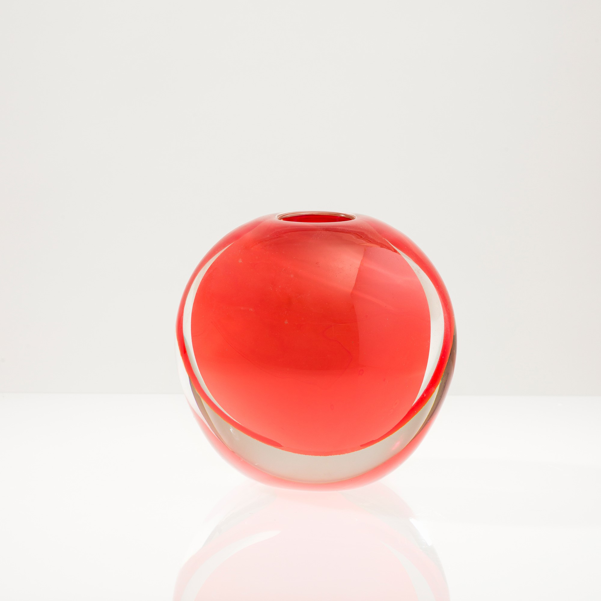 Venini, Vaso sferico in vetro con decorazioni in rosso, Murano 2017