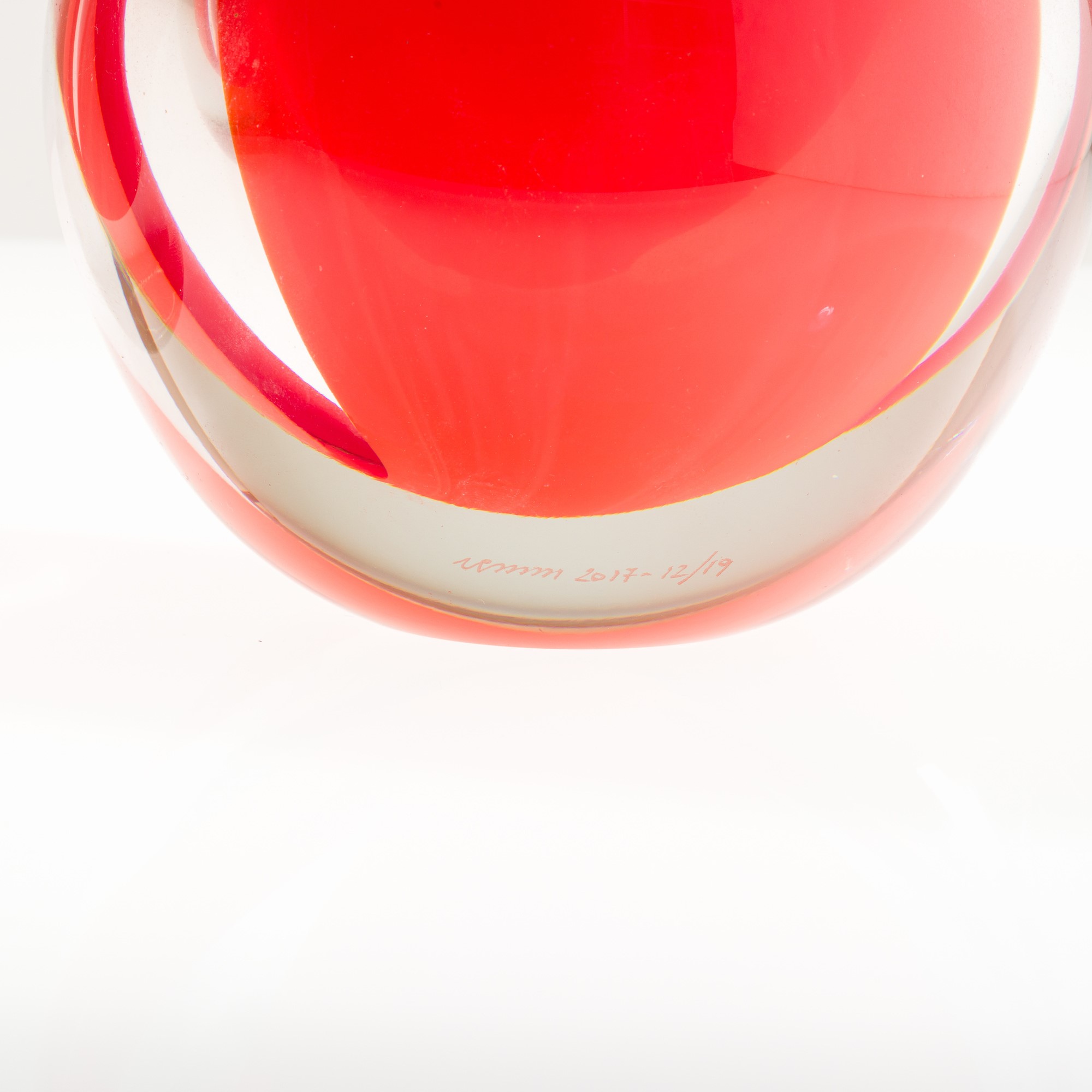 Venini, Vaso sferico in vetro con decorazioni in rosso, Murano 2017