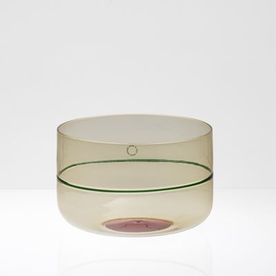 Coppa Macchie in vetro soffiato giallo ambra con decorazione verde e fondo rosso