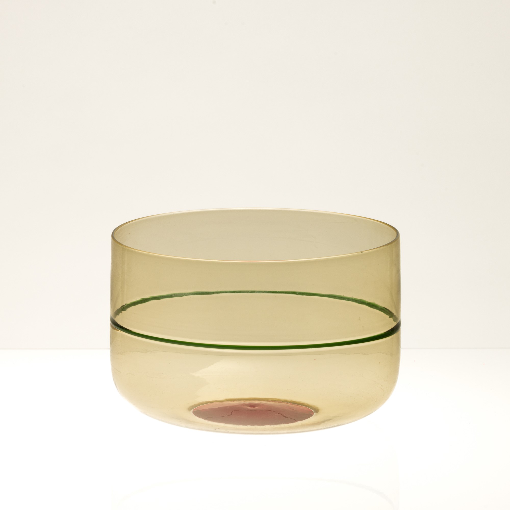 Tapio Wirkkala - Coppa Macchie in vetro soffiato giallo ambra con decorazione verde e fondo rosso