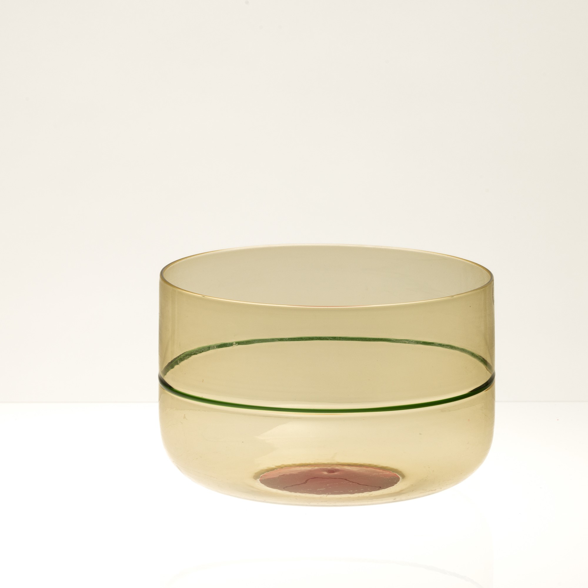 Tapio Wirkkala - Coppa Macchie in vetro soffiato giallo ambra con decorazione verde e fondo rosso