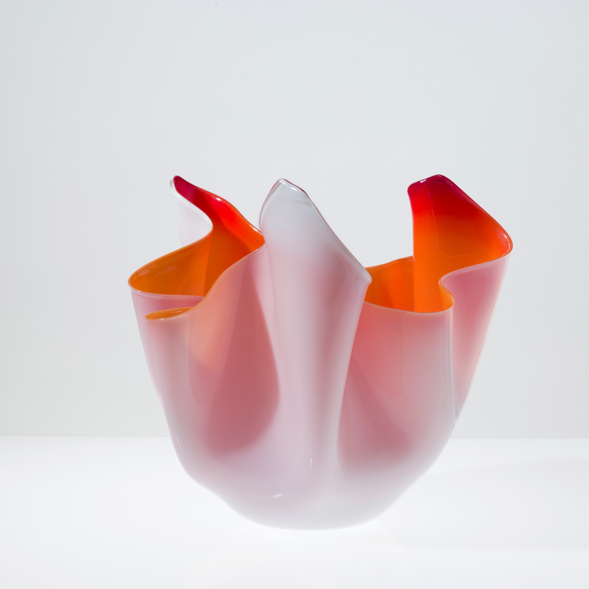 Fulvio Bianconi - Vaso a Fazzoletto in vetro incamiciato opalino lattimo e arancione