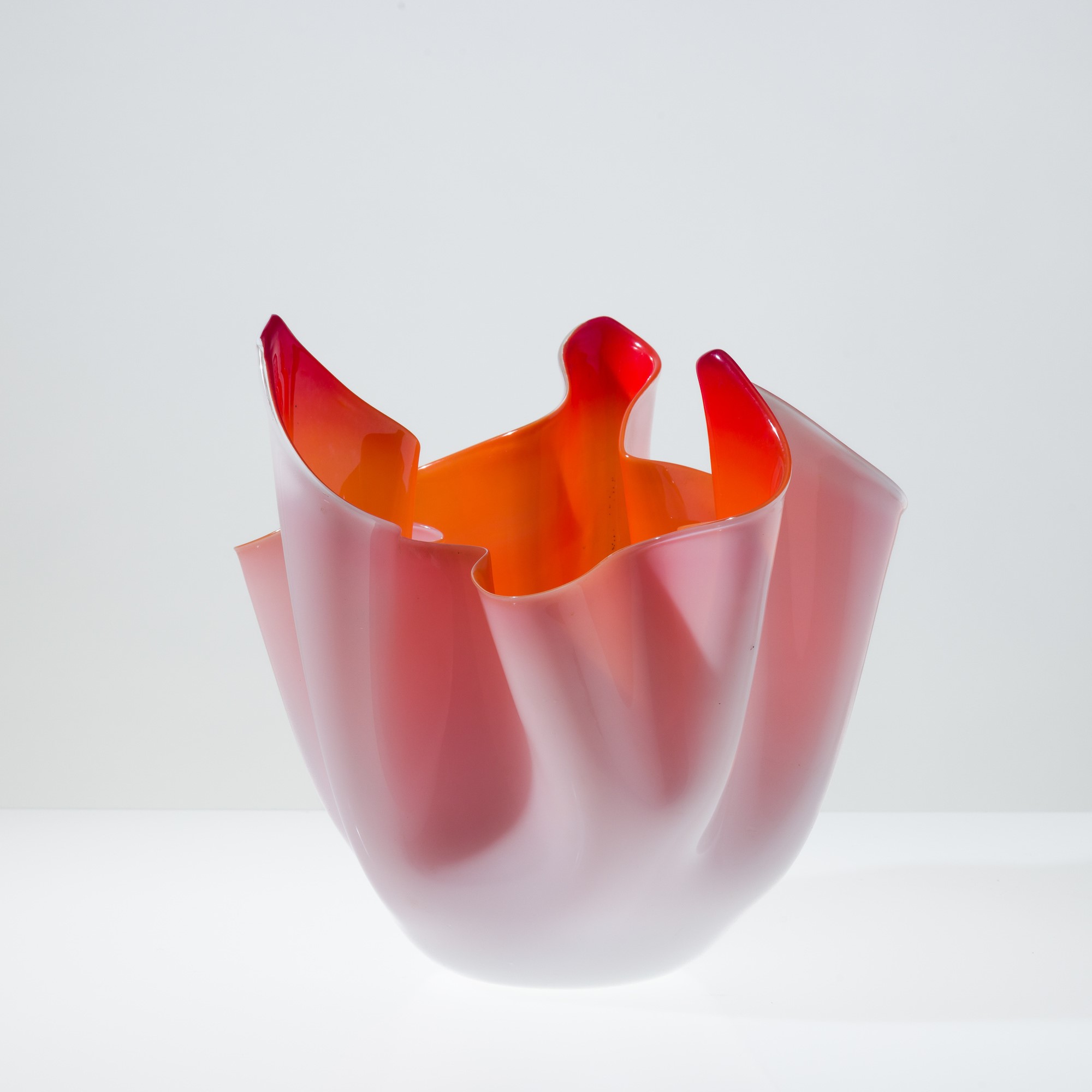 Fulvio Bianconi - Vaso a Fazzoletto in vetro incamiciato opalino lattimo e arancione