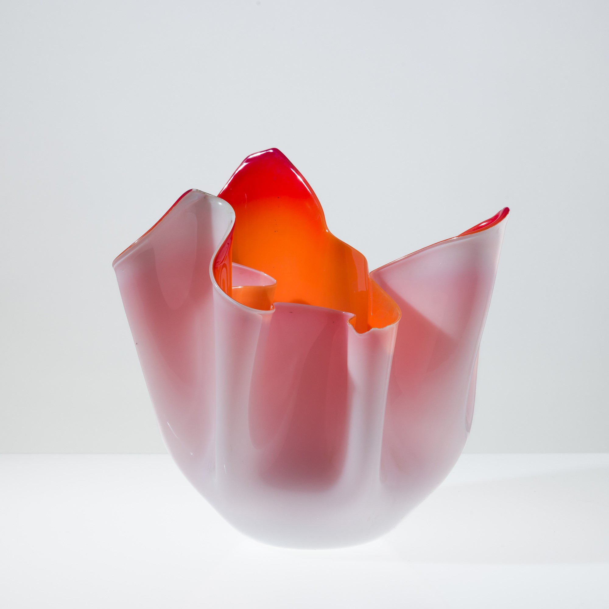 Fulvio Bianconi - Vaso a Fazzoletto in vetro incamiciato opalino lattimo e arancione