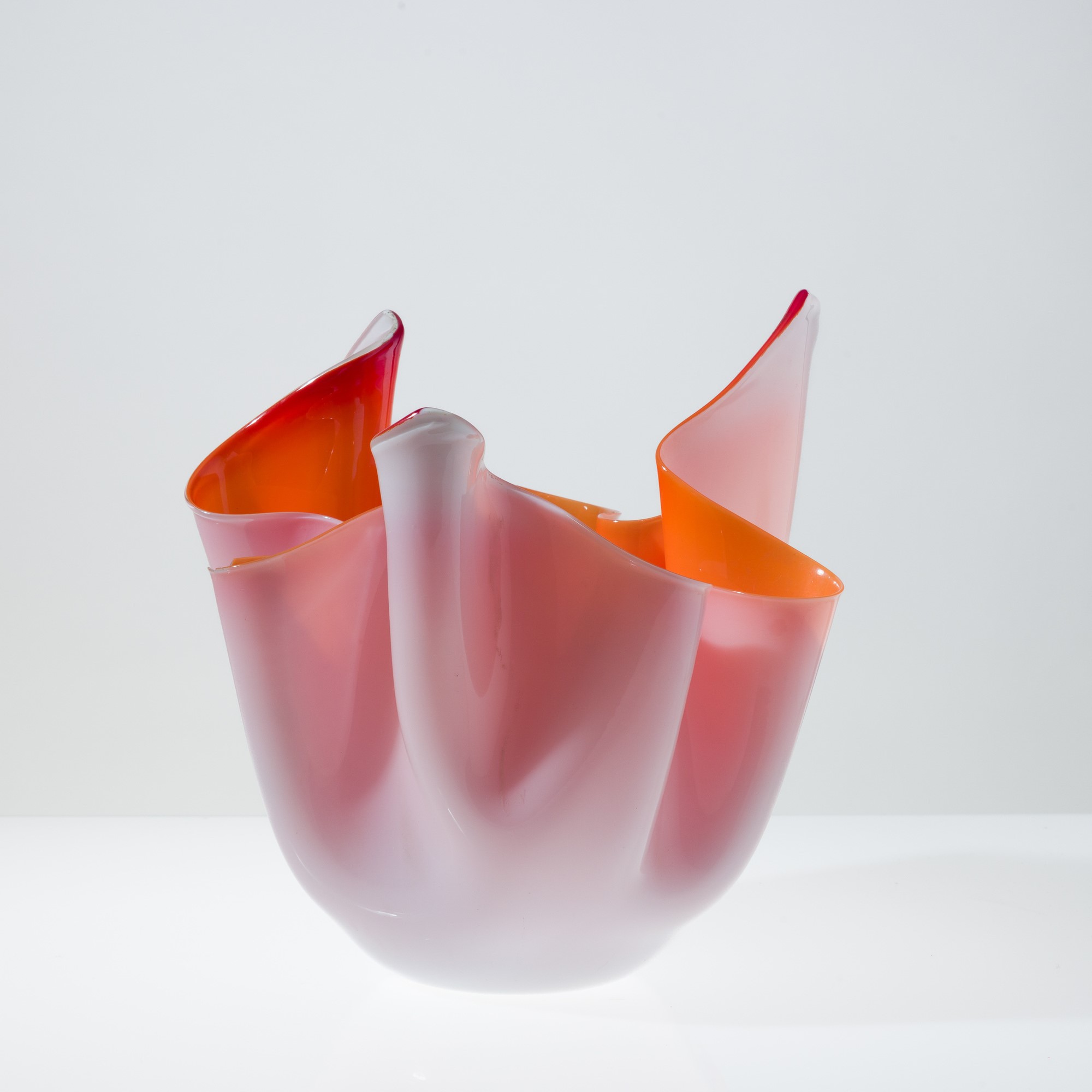 Fulvio Bianconi - Vaso a Fazzoletto in vetro incamiciato opalino lattimo e arancione