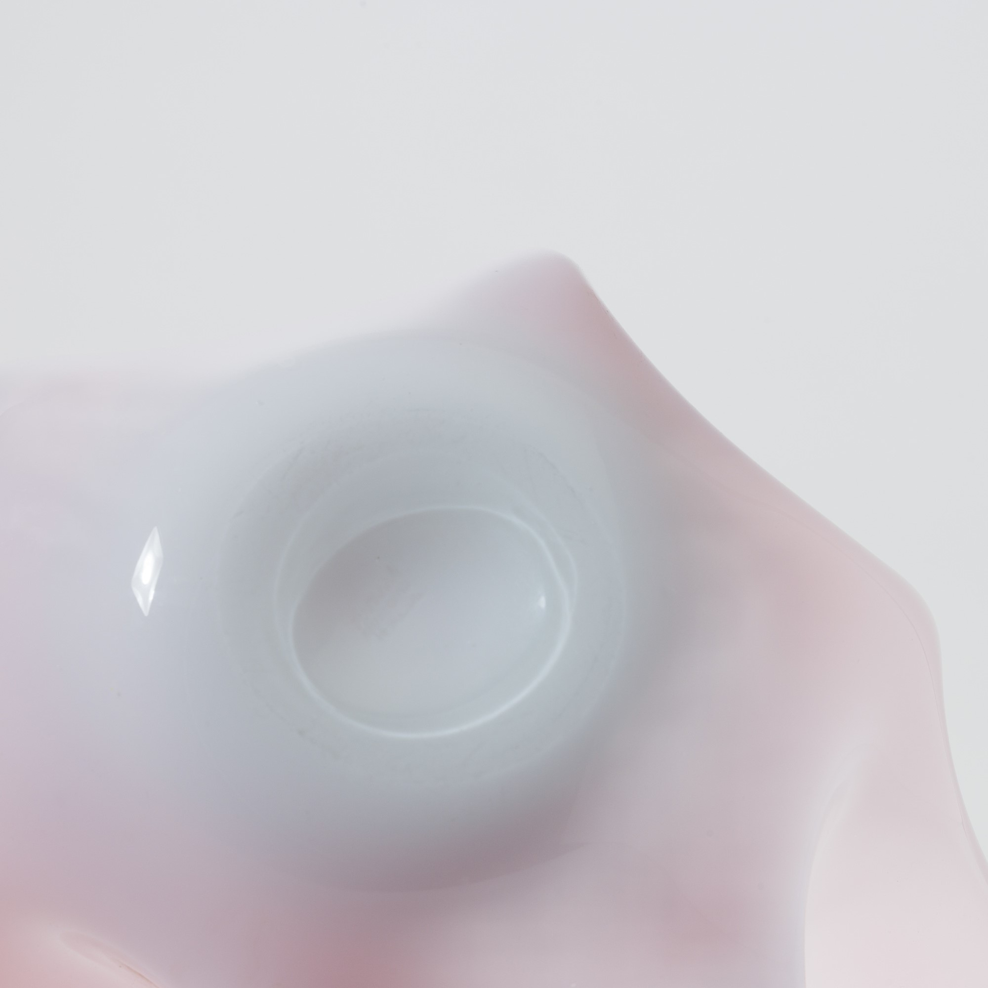 Fulvio Bianconi - Vaso a Fazzoletto in vetro incamiciato opalino lattimo e arancione