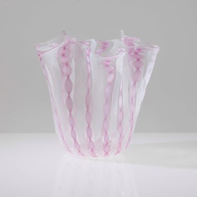 Murano, Vaso a fazzoletto in vetro soffiato (canne zanfirico e reticello lattimo e rosa), 1960 ca