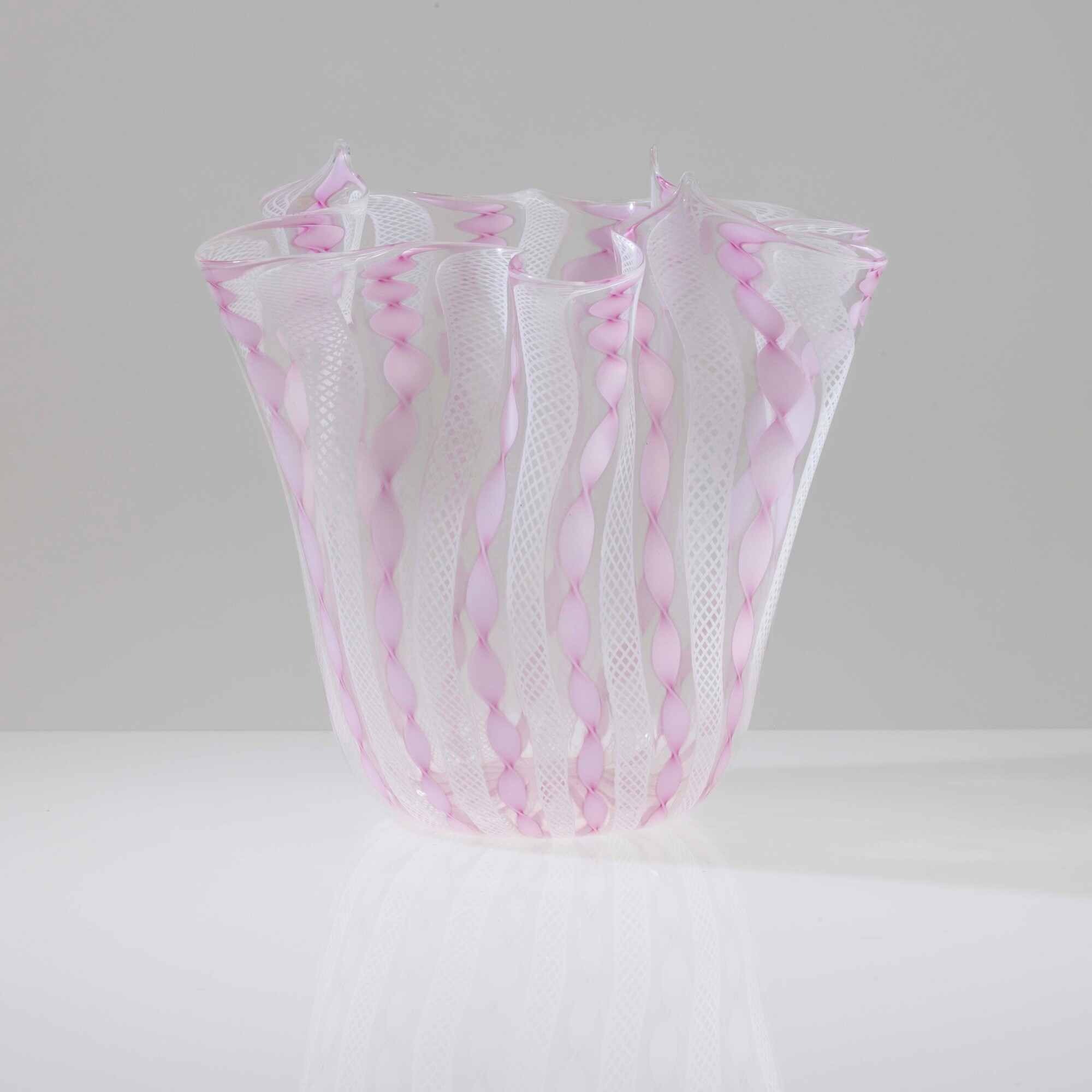 Murano, Vaso a fazzoletto in vetro soffiato (canne zanfirico e reticello lattimo e rosa), 1960 ca