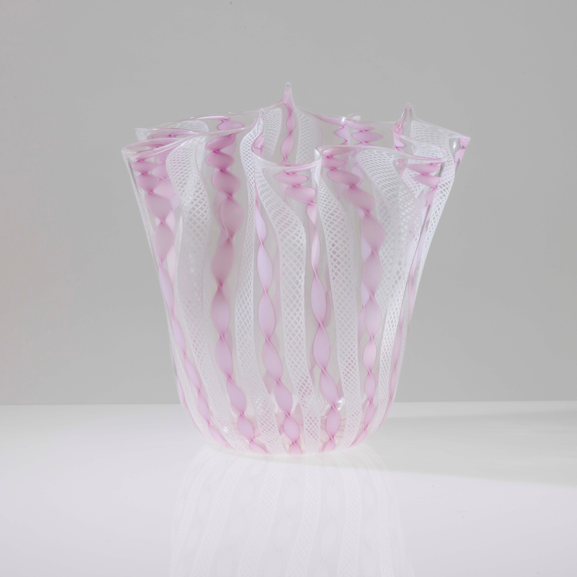 Murano, Vaso a fazzoletto in vetro soffiato (canne zanfirico e reticello lattimo e rosa), 1960 ca