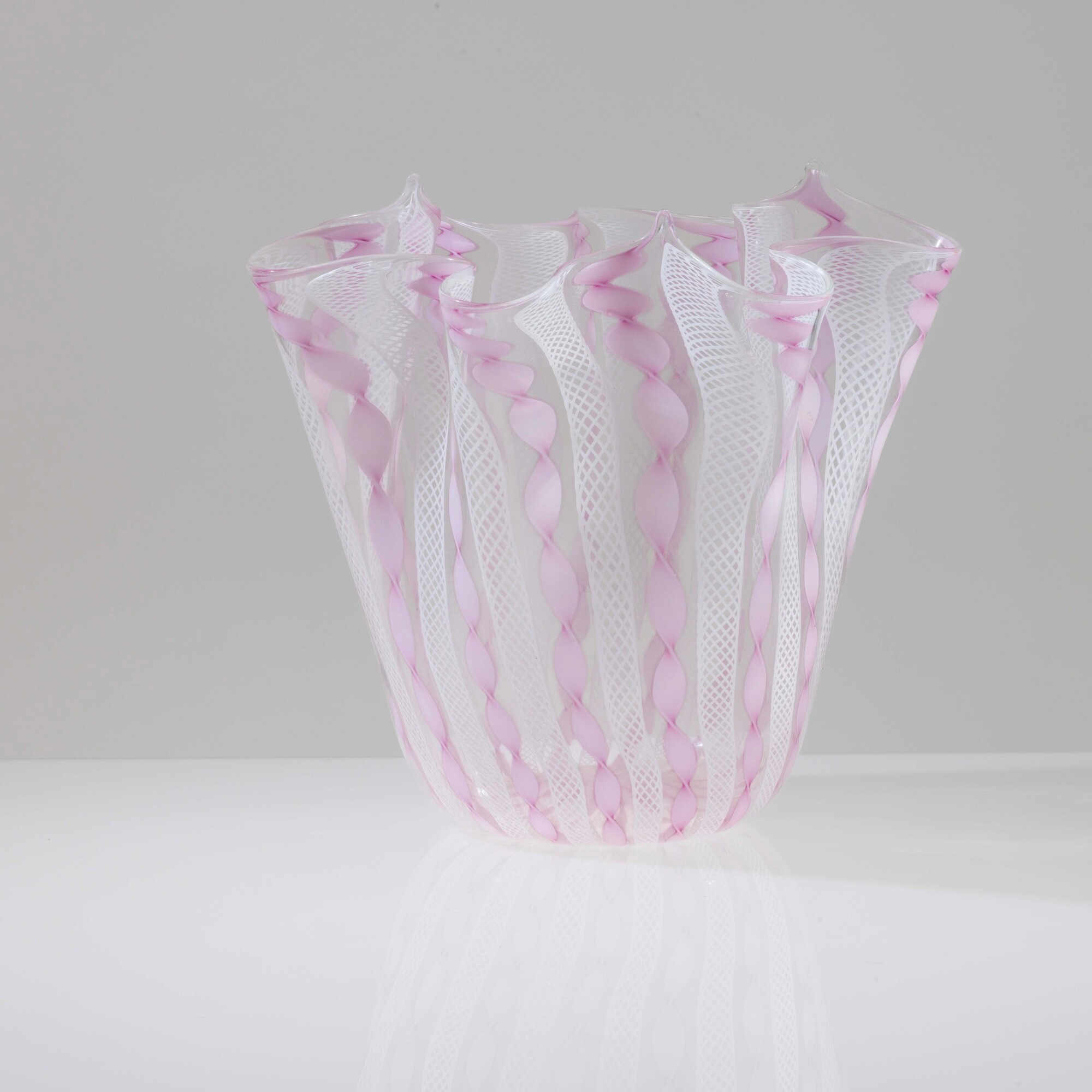 Murano, Vaso a fazzoletto in vetro soffiato (canne zanfirico e reticello lattimo e rosa), 1960 ca
